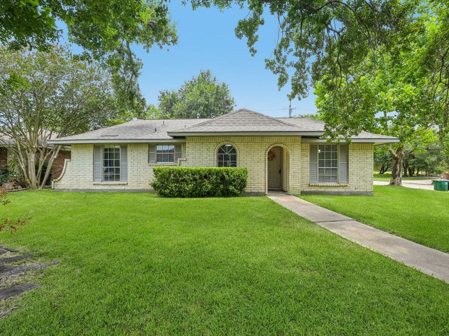 Property photo for 7110 Log View Drive, Houston, TX