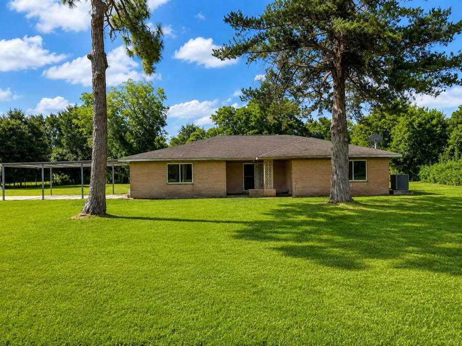 Property photo for 702 E Dallas Street, Fresno, TX