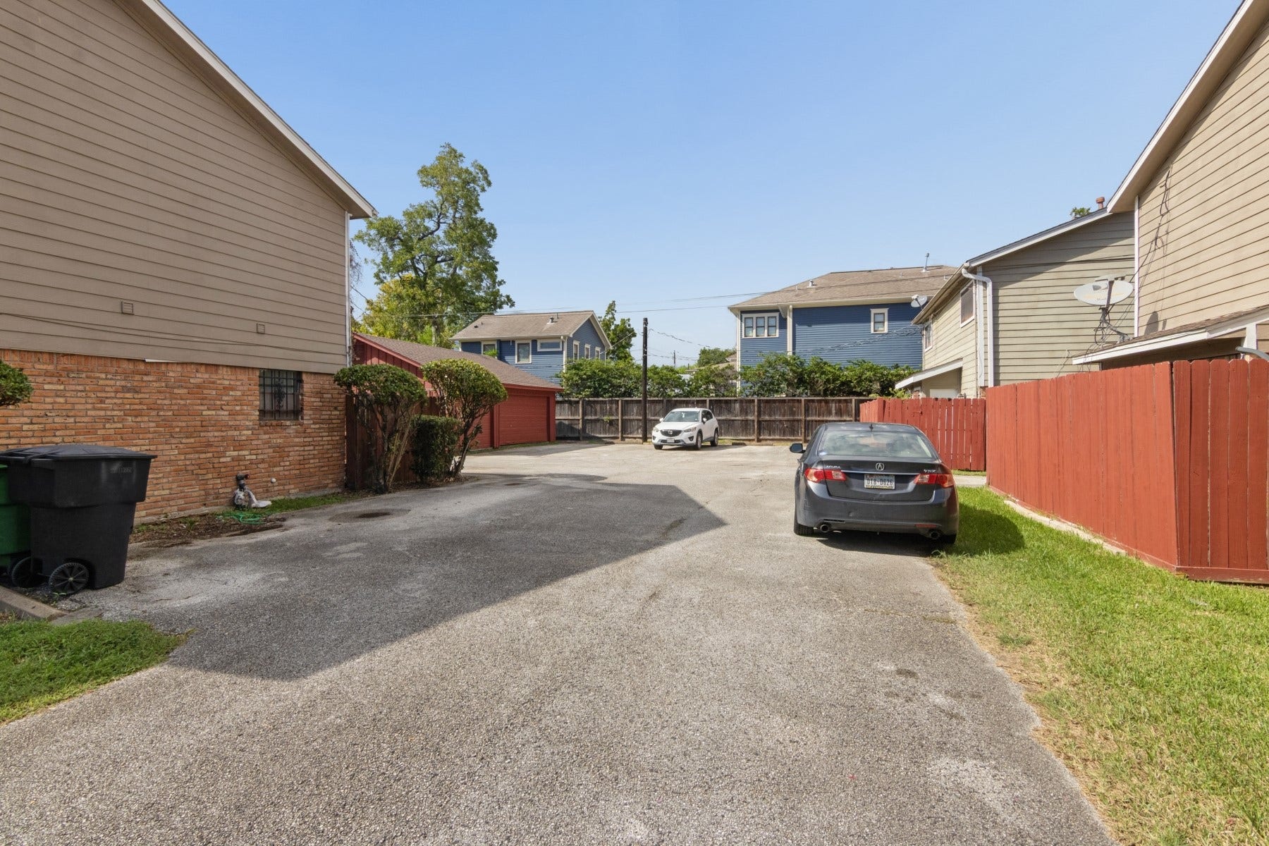 311 E 10th Street, Houston, TX 77008 Drive Way