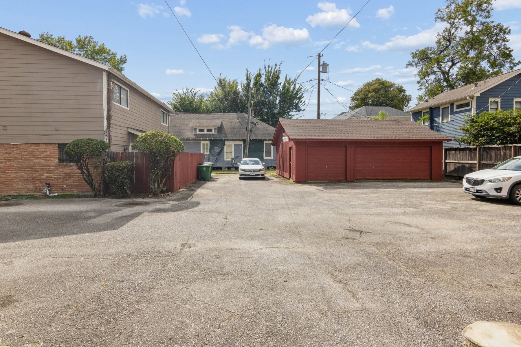 311 E 10th Street, Houston, TX 77008 Close up of Garage and Parking Spaces