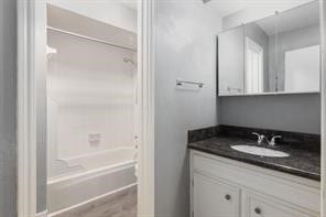 311 E 10th Street, Houston, TX 77008 1001 A Bathroom