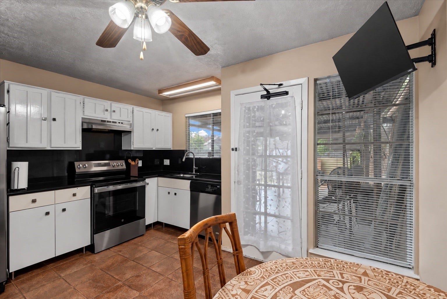 9522 Wellsworth Drive, Houston, TX 77083 Kitchen with breakfast area, ceiling fan, and glass door to the backyard