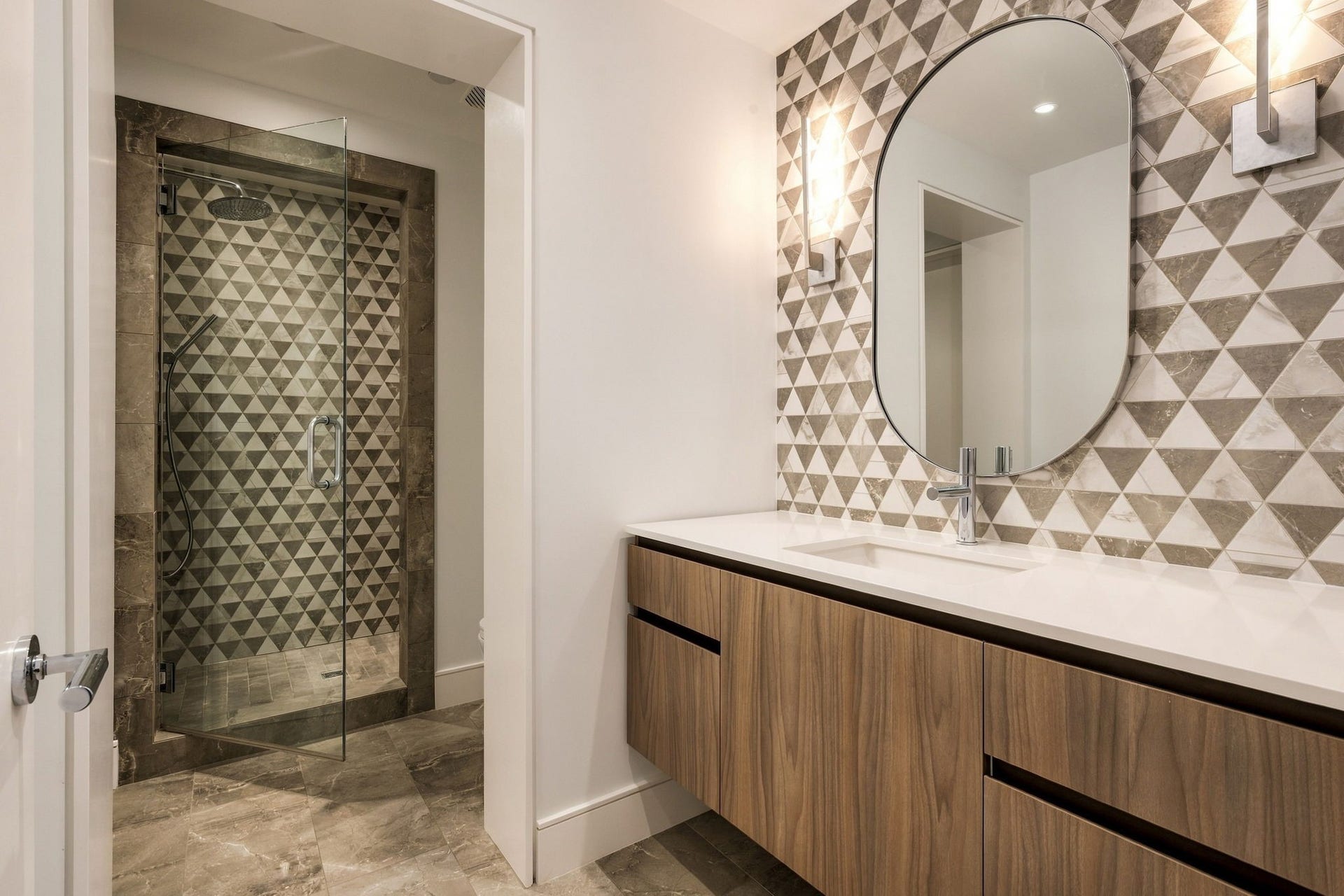 En suite bath for secondary bedroom.