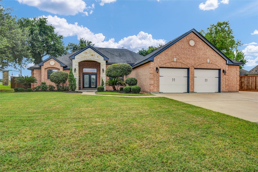 Property photo for 101 Deerwood Drive, Lake Jackson, TX