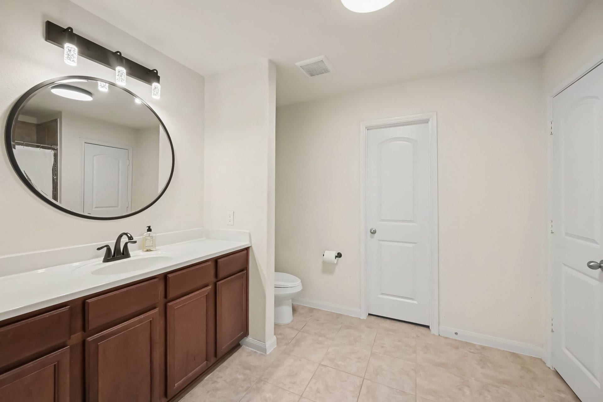 949 Texas Timbers Drive, Katy, TX 77493 Primary en-suite bathroom with a large single vanity and beautiful updated lighting