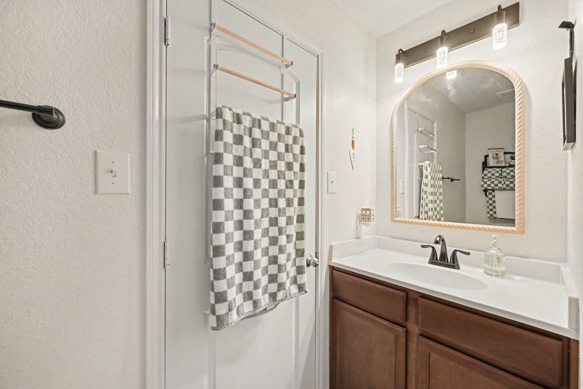 949 Texas Timbers Drive, Katy, TX 77493 Second full bathroom conveniently located between the two front secondary bedrooms