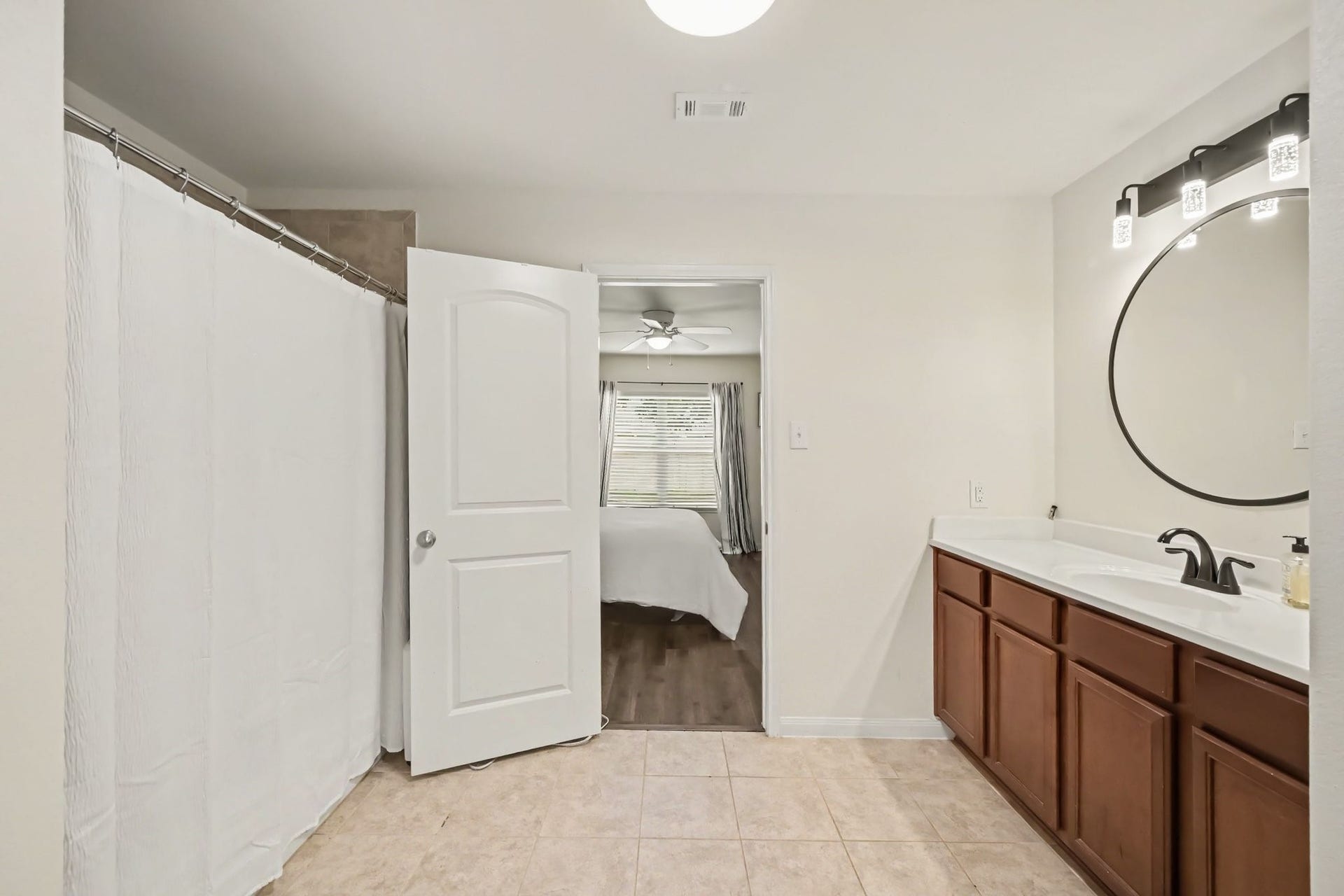 949 Texas Timbers Drive, Katy, TX 77493 Primary en-suite includes tub/shower combo and spacious walk-in closet.
