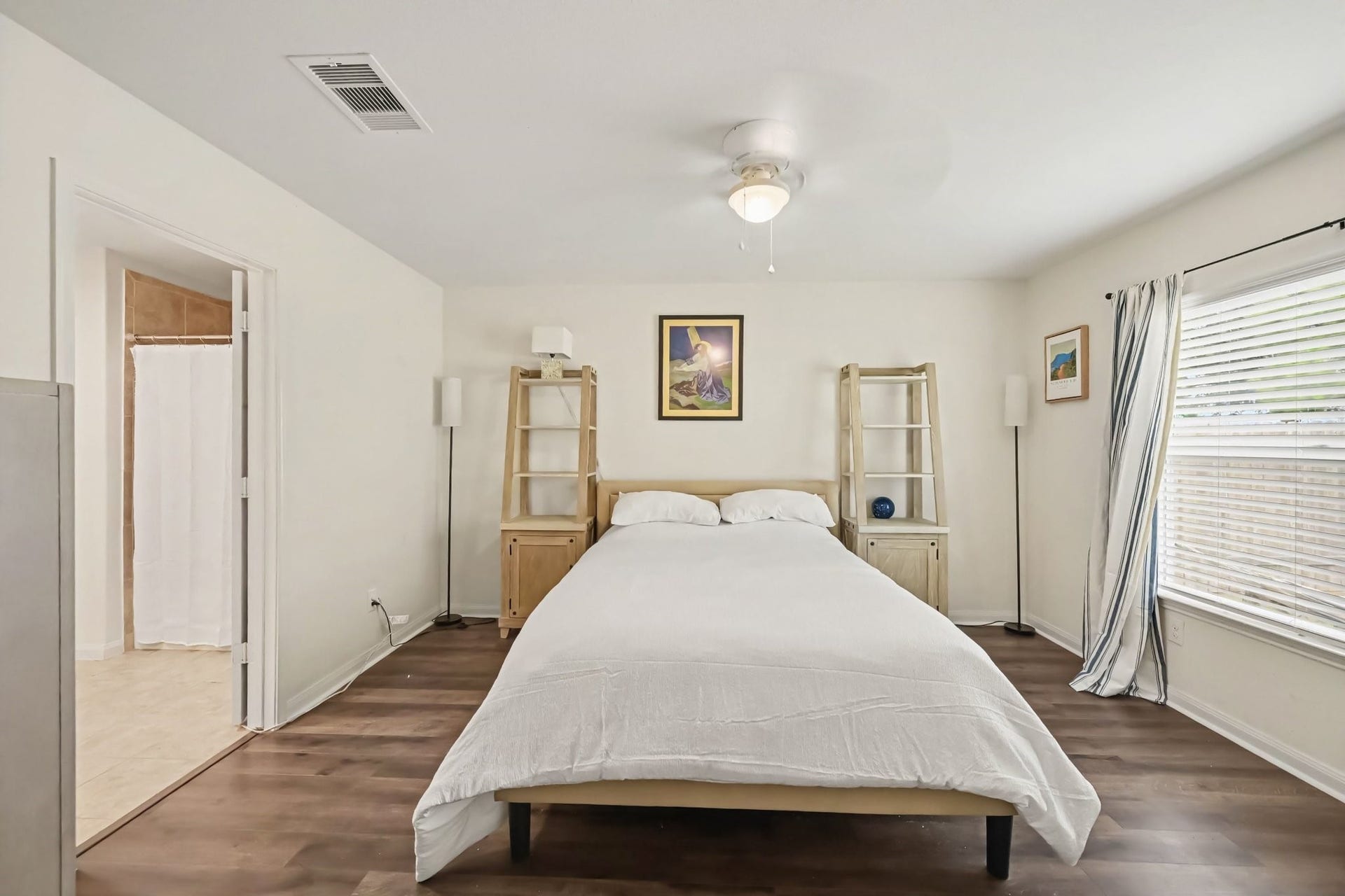 949 Texas Timbers Drive, Katy, TX 77493 Spacious primary suite easily accommodates King-sized furniture