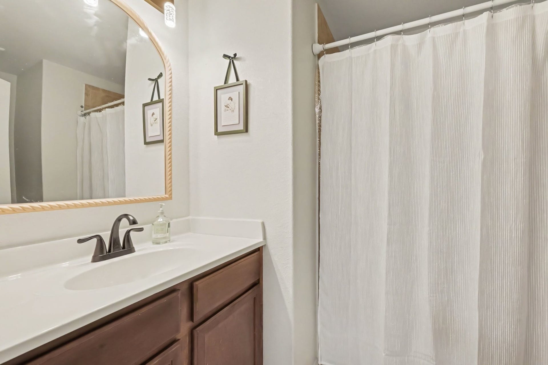 949 Texas Timbers Drive, Katy, TX 77493 Second full bathroom features tub/shower combo
