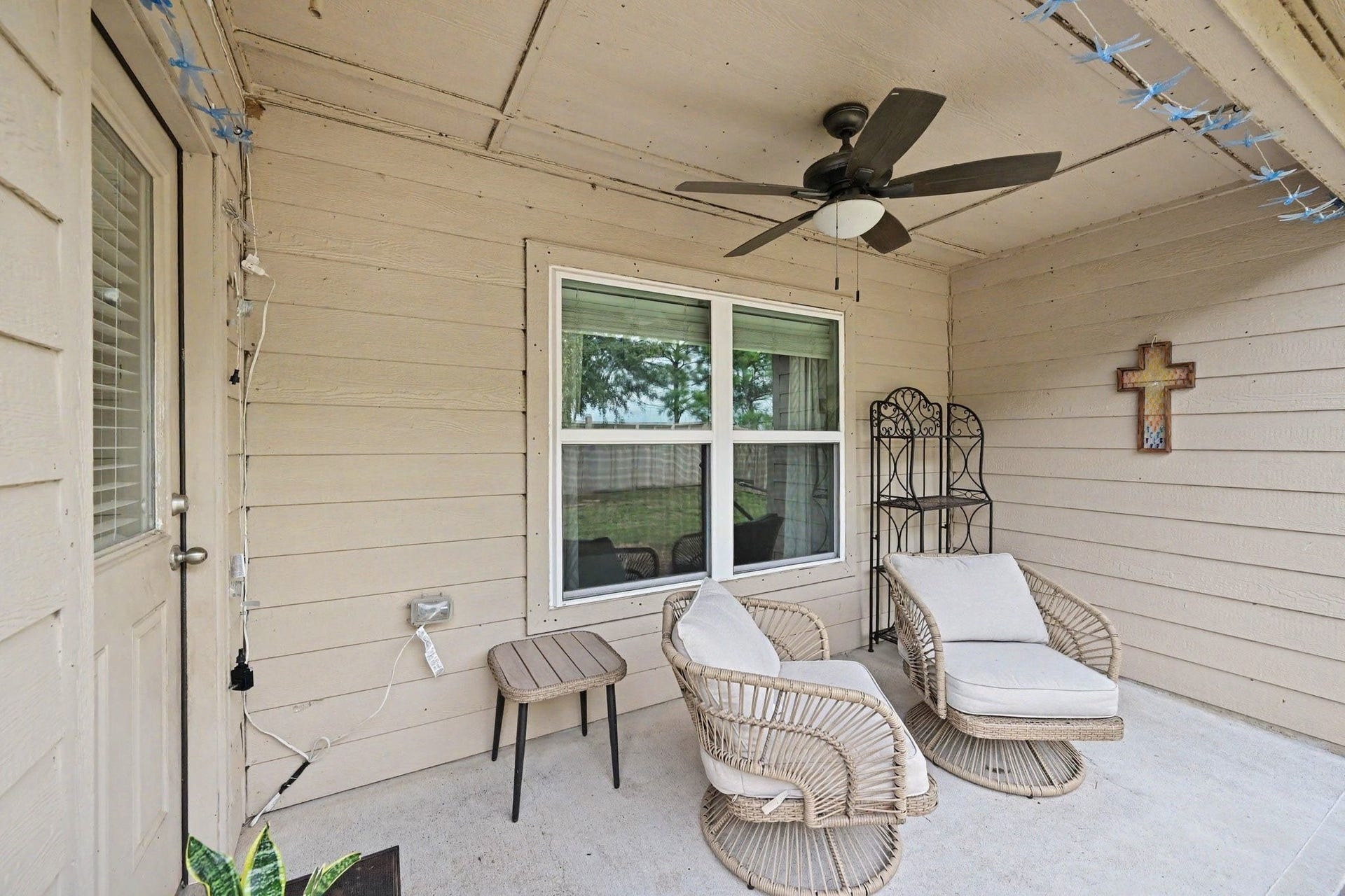 949 Texas Timbers Drive, Katy, TX 77493 Relaxing covered patio featuring a ceiling fan for year-round comfort