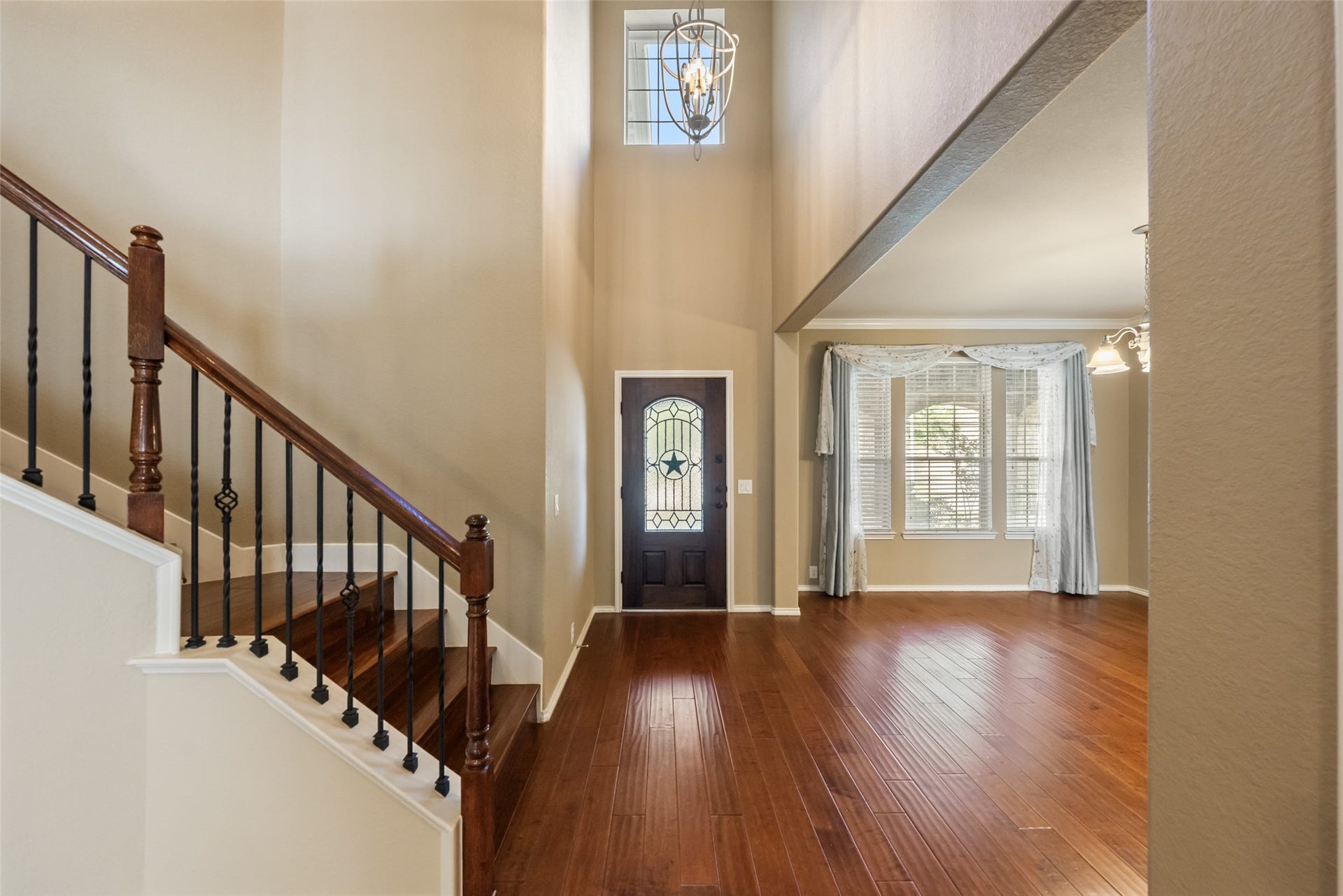 10014 Forrester Trail, Katy, TX 77494 Soaring ceilings greet you in the entry.