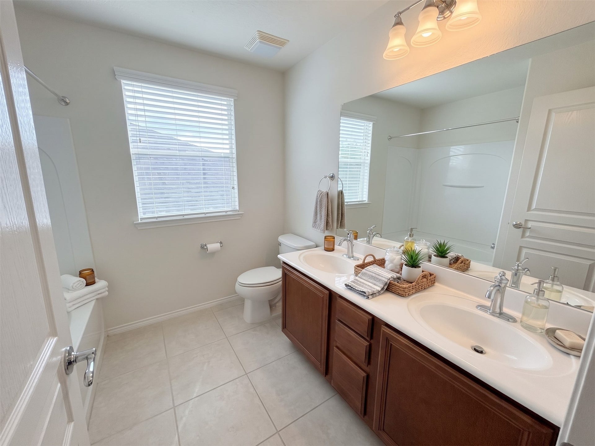 10014 Forrester Trail, Katy, TX 77494 The upstairs full bath has dual sinks and a tub shower. Virtually staged photo. Also freshly painted.