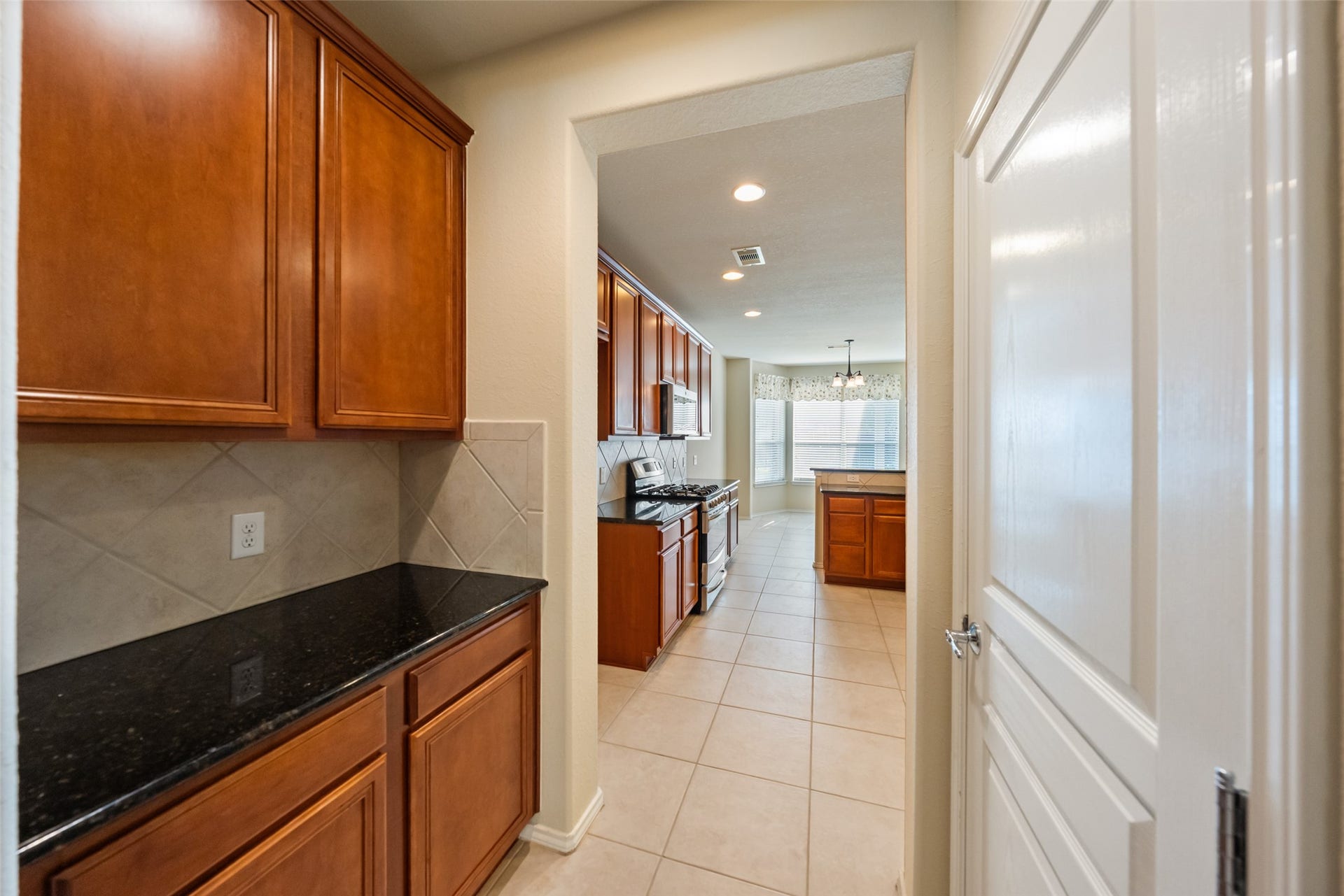 10014 Forrester Trail, Katy, TX 77494 A butlers pantry is conveniently located for extra storage space.