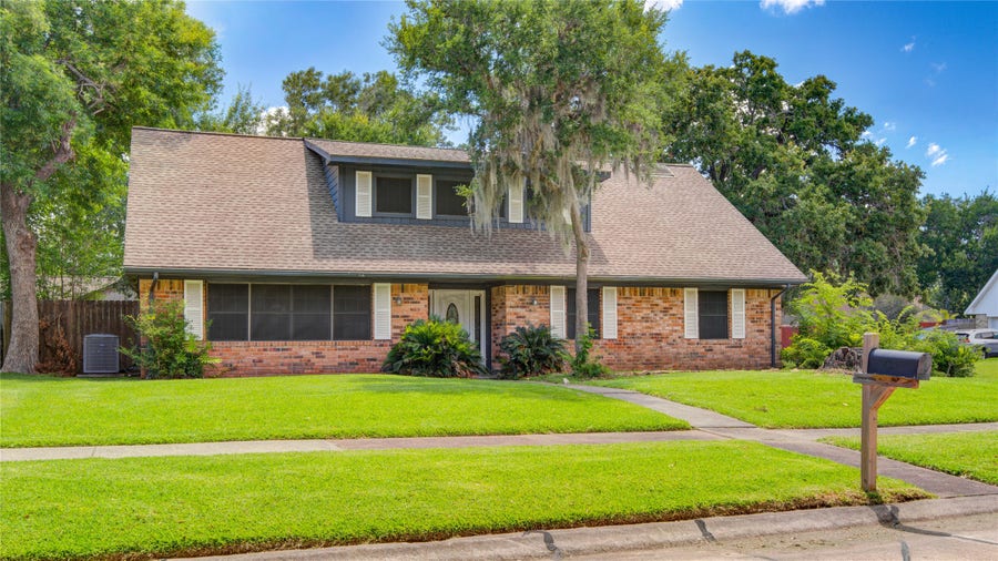 Property photo for 15702 Wandering Trail, Friendswood, TX
