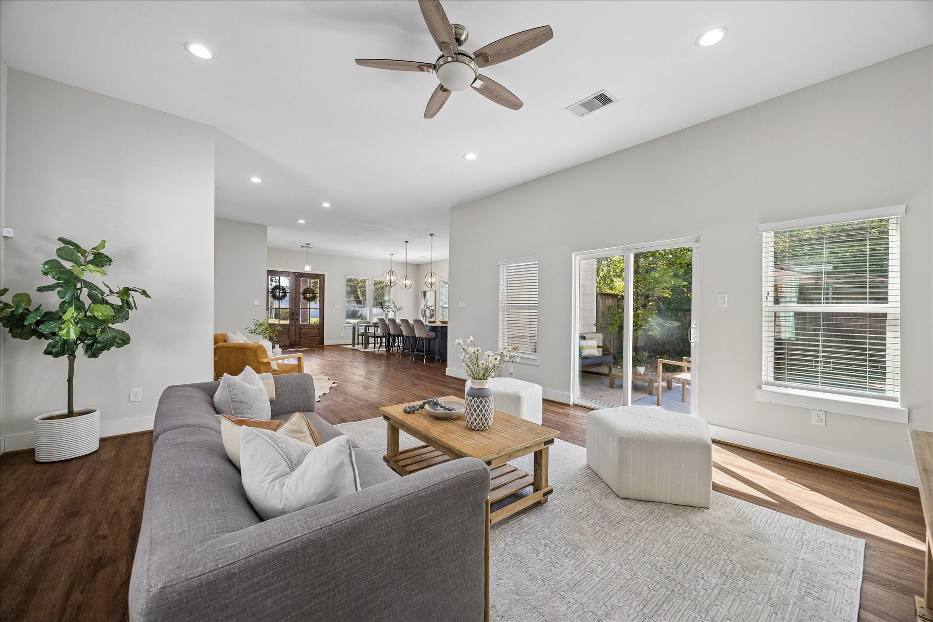 702 W 41st Street, Houston, TX 77018 This inviting living area opens to the kitchen, den and dining room, making it easy to keep the conversation going. Large windows and sliding glass doors to the private patio welcome plenty of natural light and make outdoor entertaining a breeze.