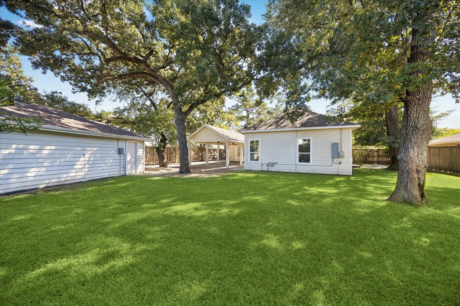 702 W 41st Street, Houston, TX 77018 What a wonderful place to enjoy the outdoors. This spacious backyard offers a beautiful stretch of green lawn, mature shade trees and plenty of room for backyard games, weekend cookouts or simply relaxing in the shade of towering trees.
