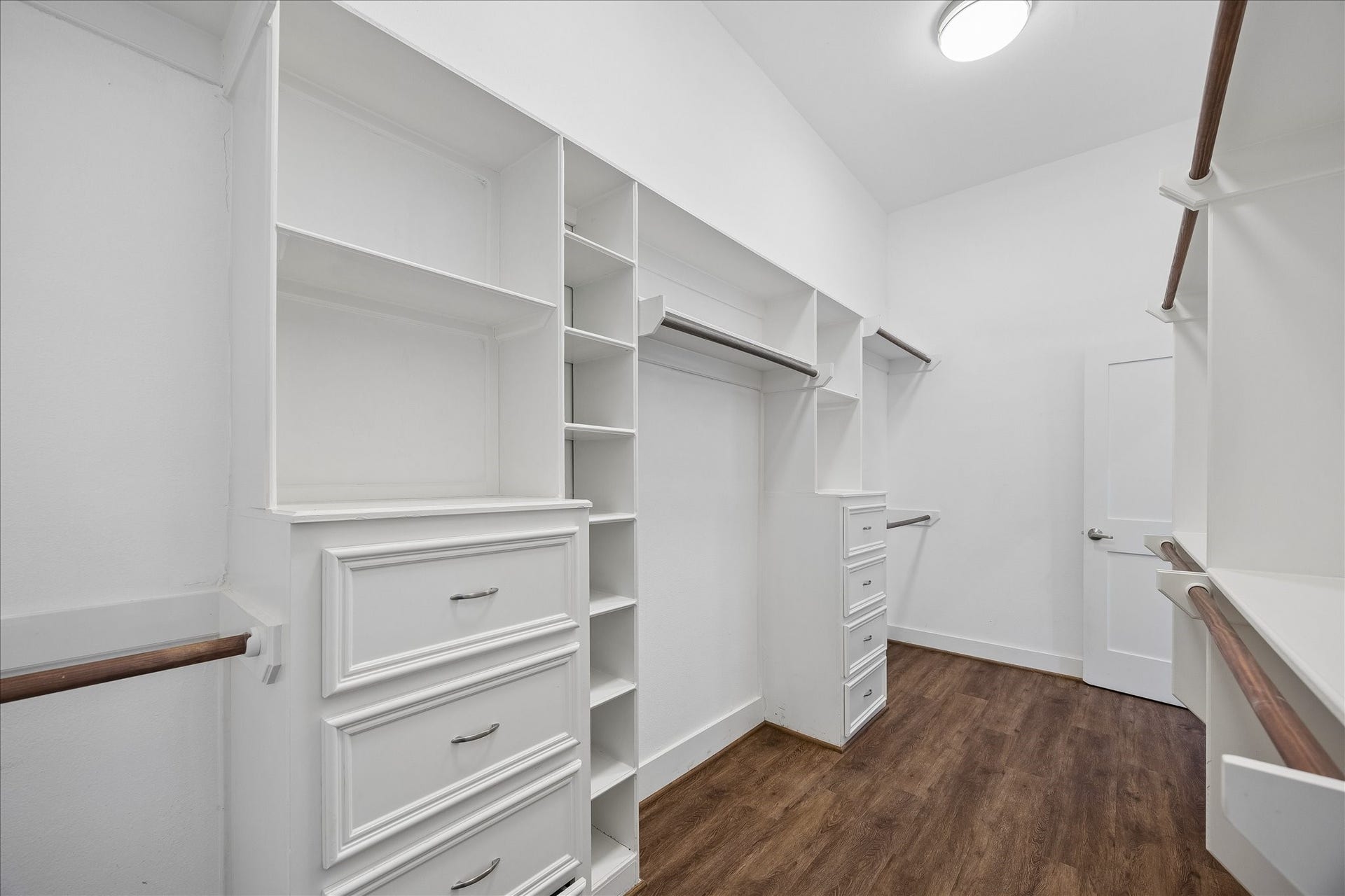 702 W 41st Street, Houston, TX 77018 Now this is a closet you can get excited about! Custom built-ins, ample shelving, hanging space and drawers offer a place for everything, making it easy to stay organized and keep clutter out of sight.