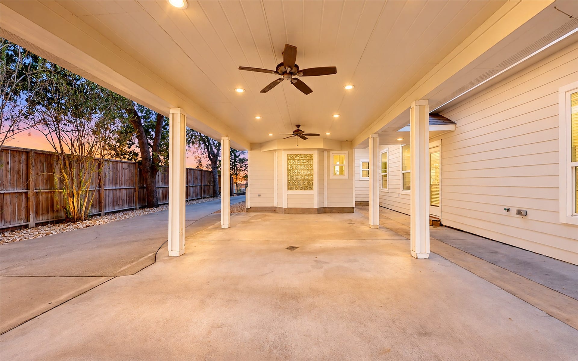 702 W 41st Street, Houston, TX 77018 Rain or shine, this spacious covered area is ready for entertaining. With cooling ceiling fans, recessed lighting and plenty of room for outdoor dining, weekend cookouts or gathering with friends, it's a wonderful place to enjoy the outdoors year-round.