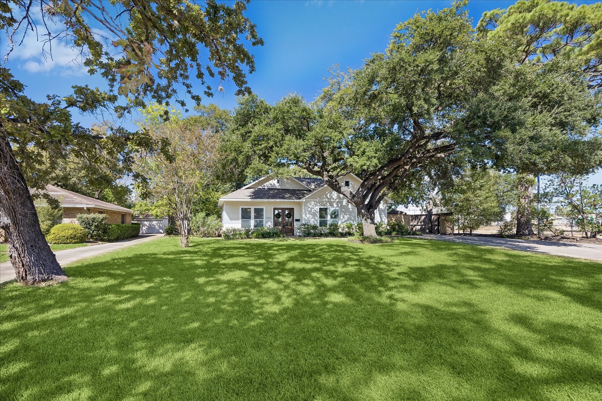 702 W 41st Street, Houston, TX 77018 You're going to love living in Garden Oaks. Zoned to TEA A-rated Garden Oaks Elementary, Black Middle School and Waltrip High School, this charming neighborhood offers towering shade trees, a neighborhood park, community gardens and friendly neighbors. With easy access to Loop 610, you'll enjoy the best of neighborhood living and city convenience.