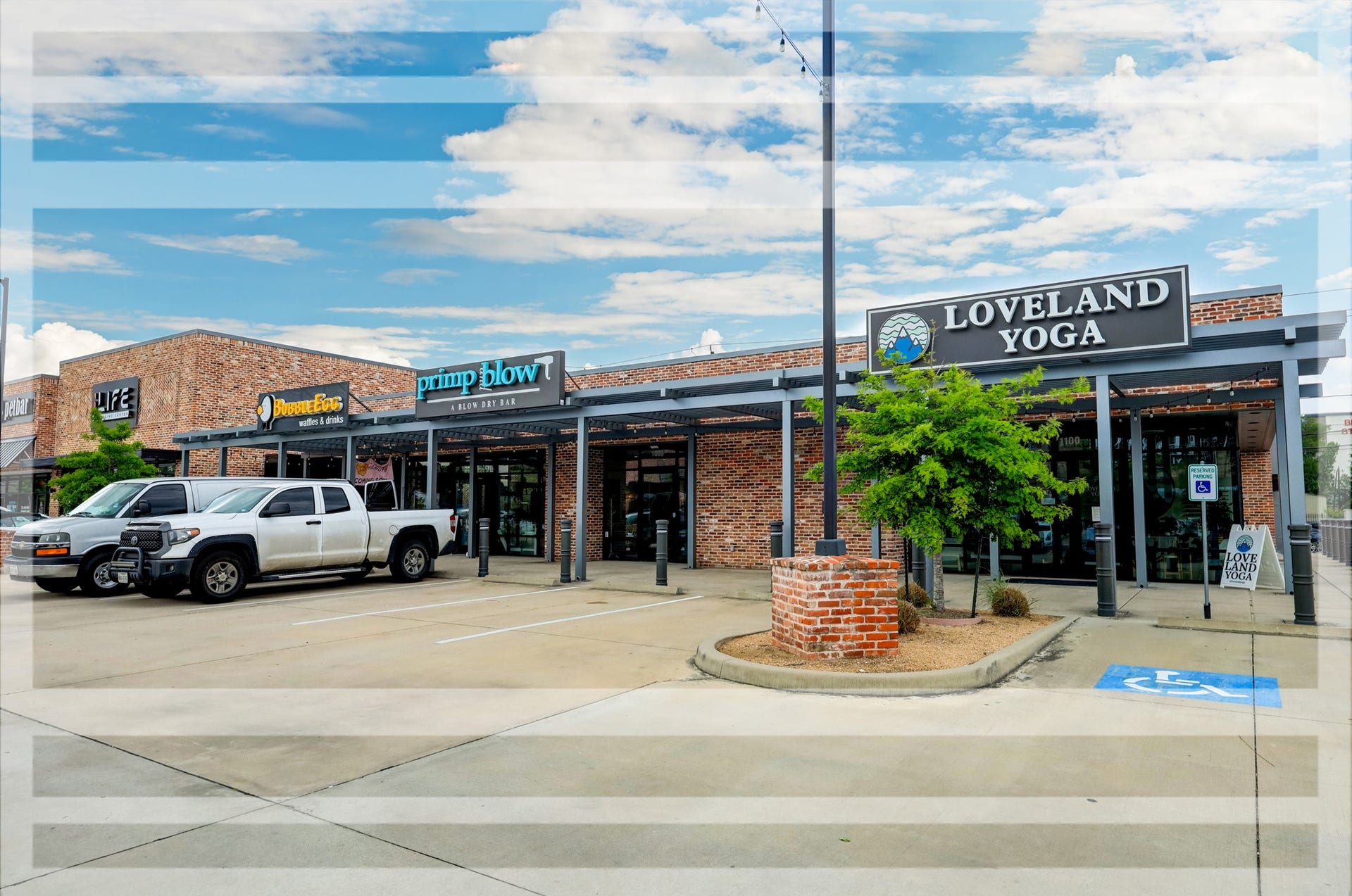 702 W 41st Street, Houston, TX 77018 Love living so close to some of the area's hot spots, many you can walk to, like Loveland Yoga!