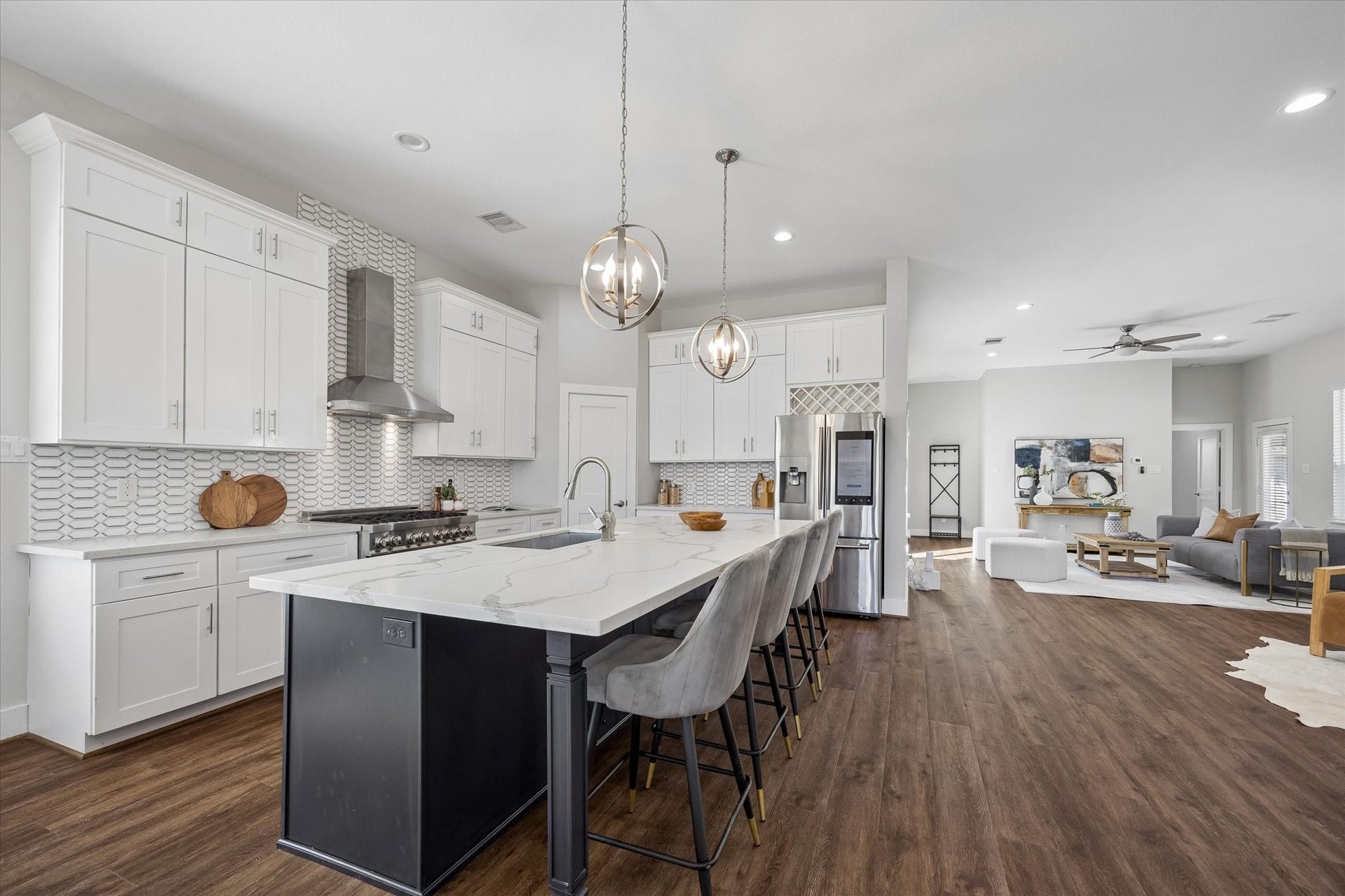 702 W 41st Street, Houston, TX 77018 Love an open floor plan? The kitchen, living area, den and dining room flow together beautifully, with room to cook, entertain or simply relax while keeping everyone connected. Quartz countertops, abundant cabinetry and a spacious island make it all work with ease.