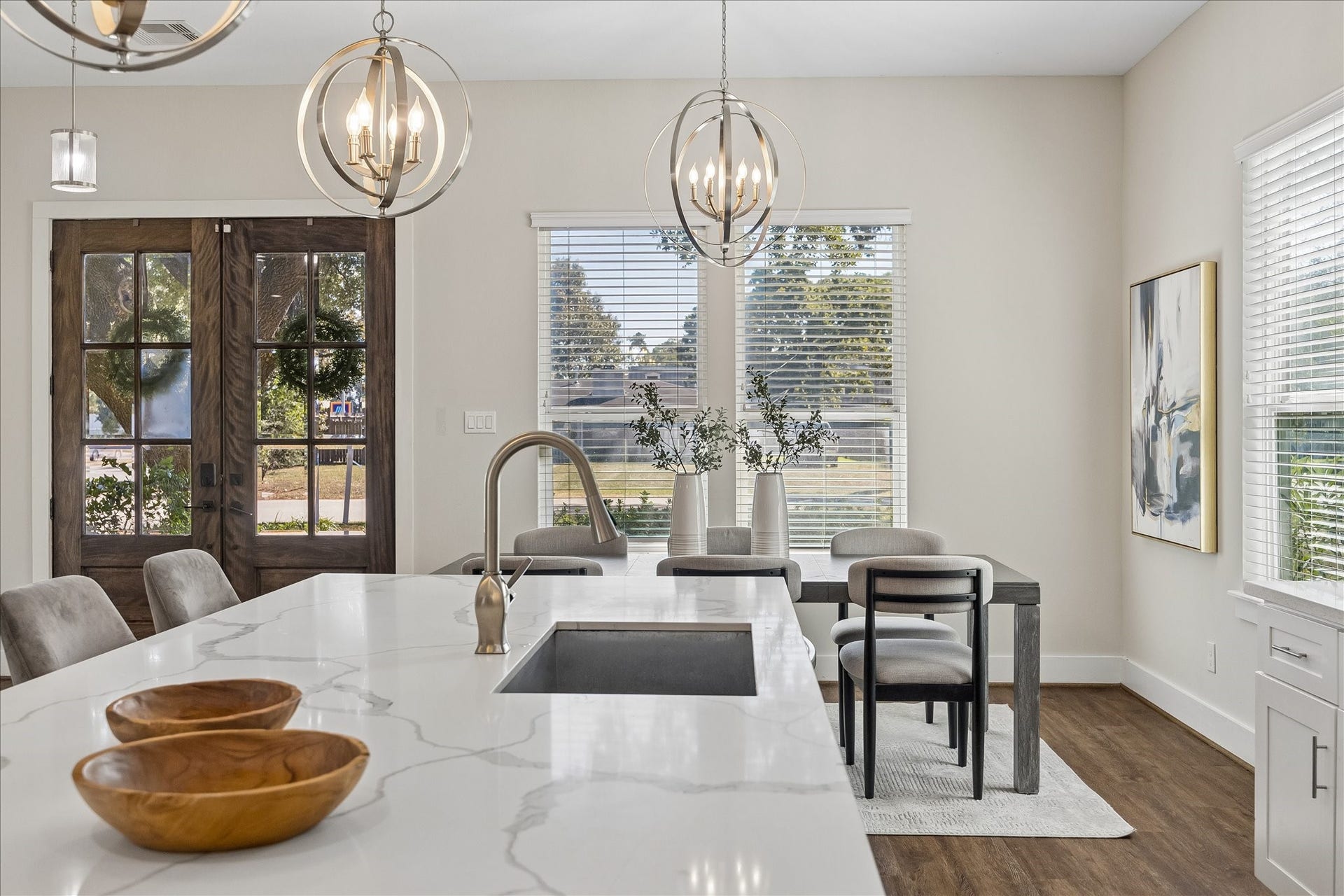 702 W 41st Street, Houston, TX 77018 From kitchen to table in a snap! The oversized island offers plenty of space to prepare meals, serve snacks or catch up over coffee. With stylish overhead lighting and plenty of natural light, this inviting space is perfect for everything from casual meals to more formal gatherings.