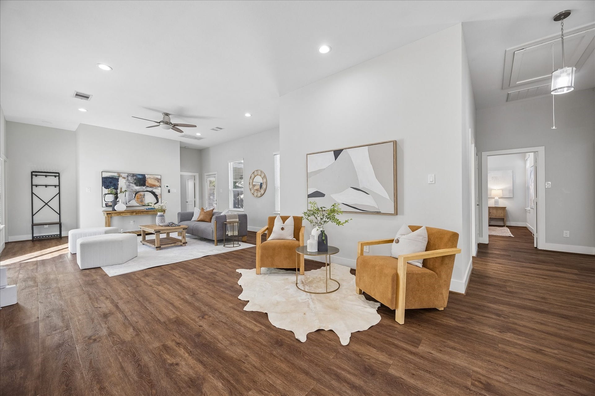 702 W 41st Street, Houston, TX 77018 What would you do with a little extra living space? This versatile space is perfect for a comfortable sitting area, cozy reading nook or casual spot to entertain friends, with an open layout that keeps it connected to the heart of the home.