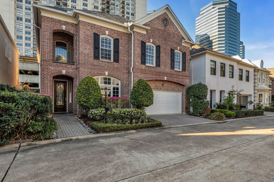 Property photo for 41 Wynden Oaks Drive, Houston, TX