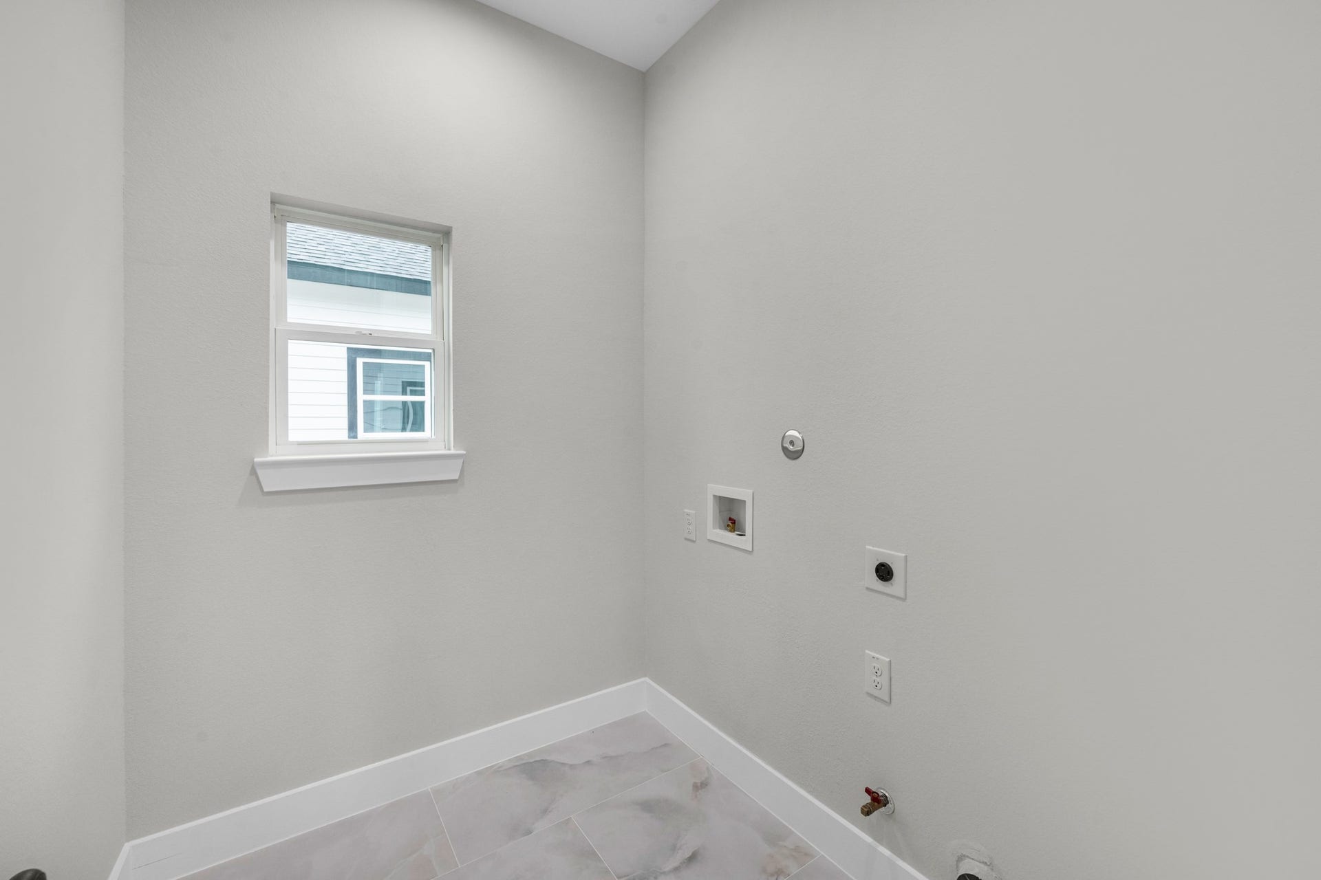 2348 Delafield Street, Houston, TX 77023 washer dryer room on second floor