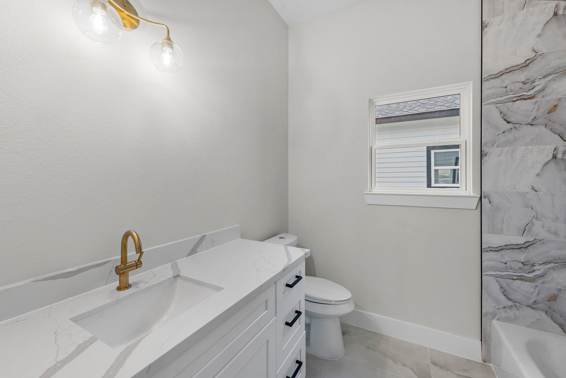 2348 Delafield Street, Houston, TX 77023 full bathroom 2 for bedroom 2 and 3