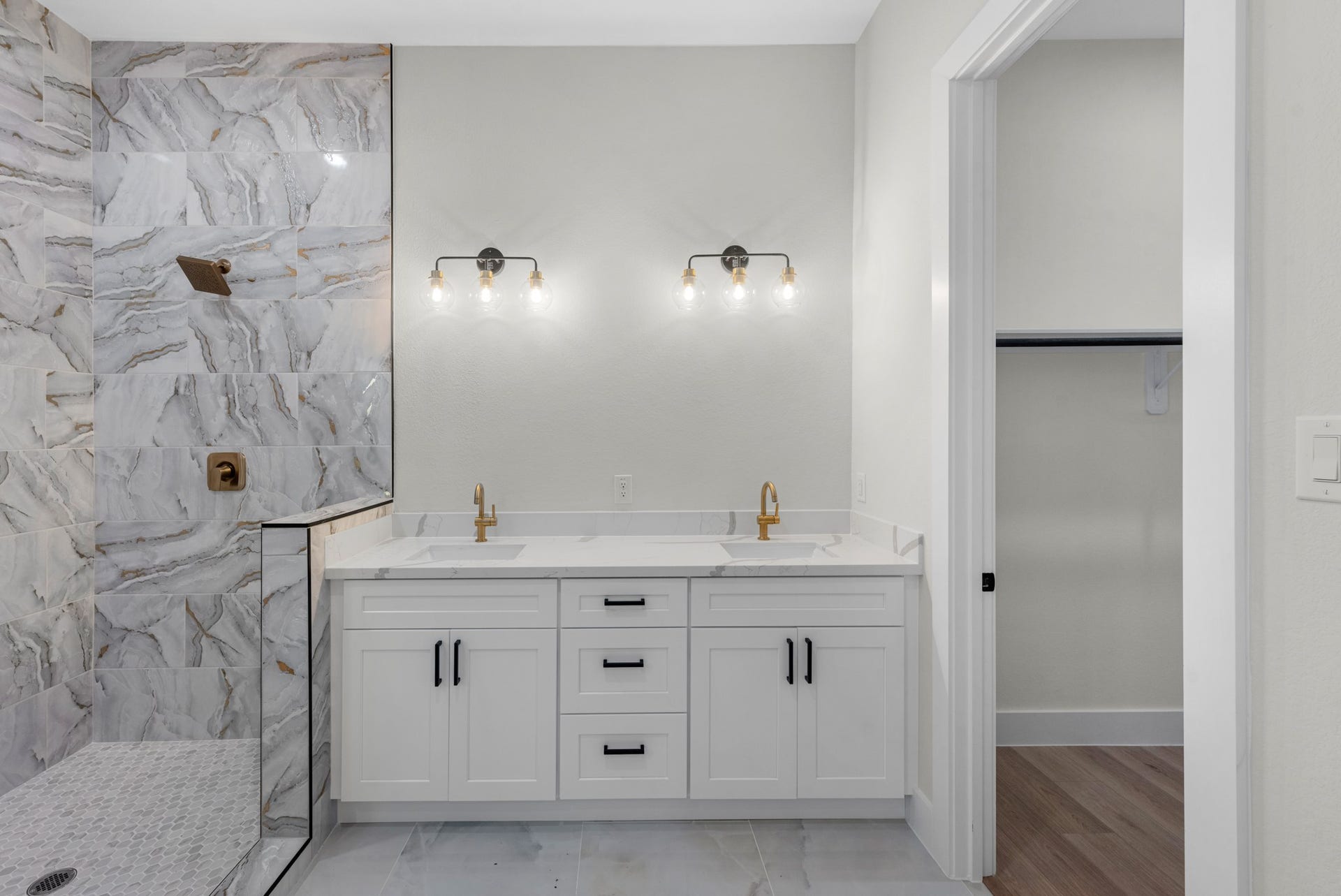 2348 Delafield Street, Houston, TX 77023 primary bathroom