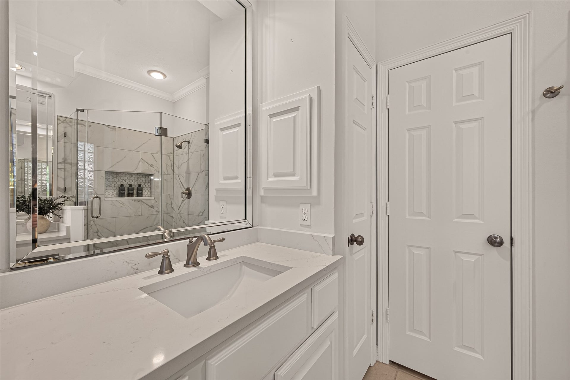 6411 Hidden Crest Way, Sugar Land, TX 77479 Primary Bathroom