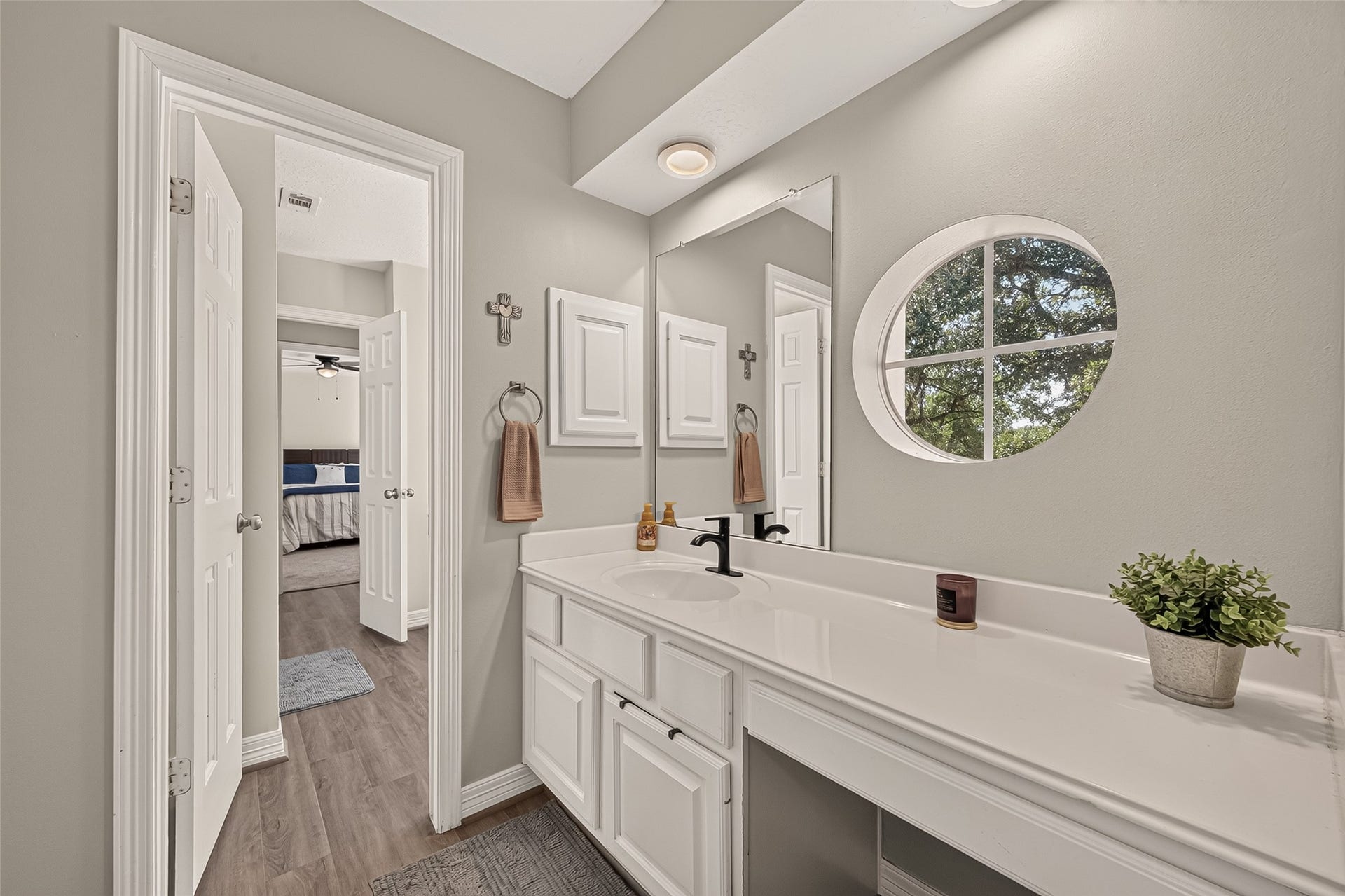 6411 Hidden Crest Way, Sugar Land, TX 77479 Upstairs Jack and Jill Bathroom