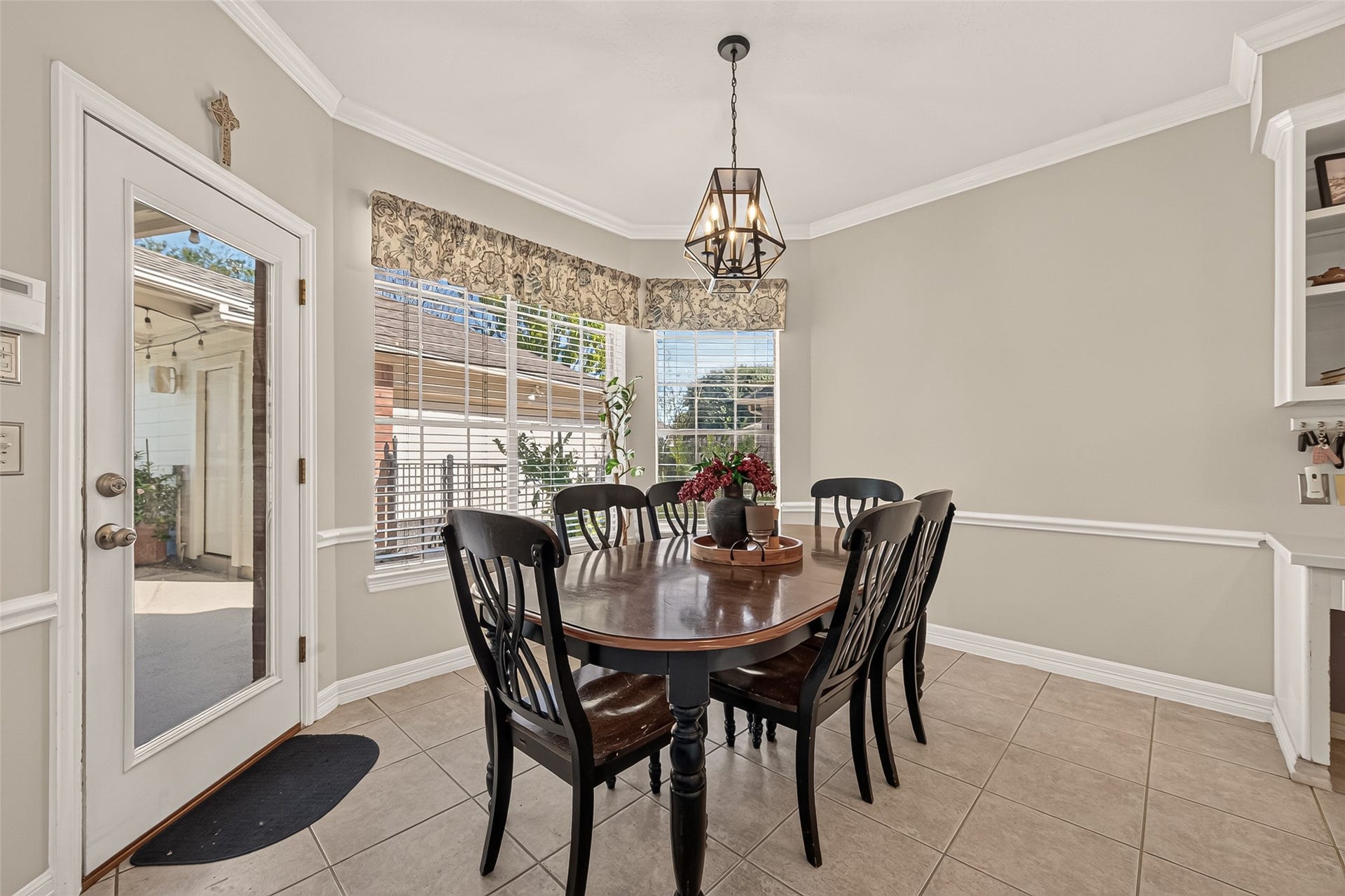6411 Hidden Crest Way, Sugar Land, TX 77479 Breakfast Area