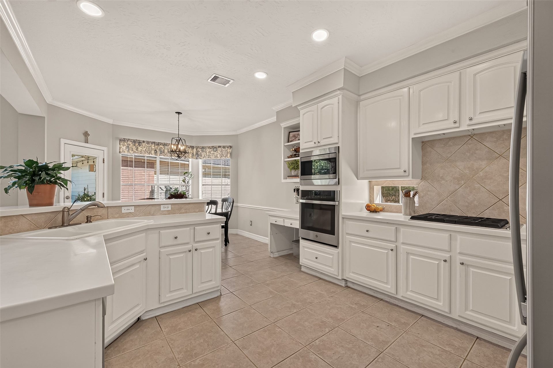 6411 Hidden Crest Way, Sugar Land, TX 77479 Kitchen