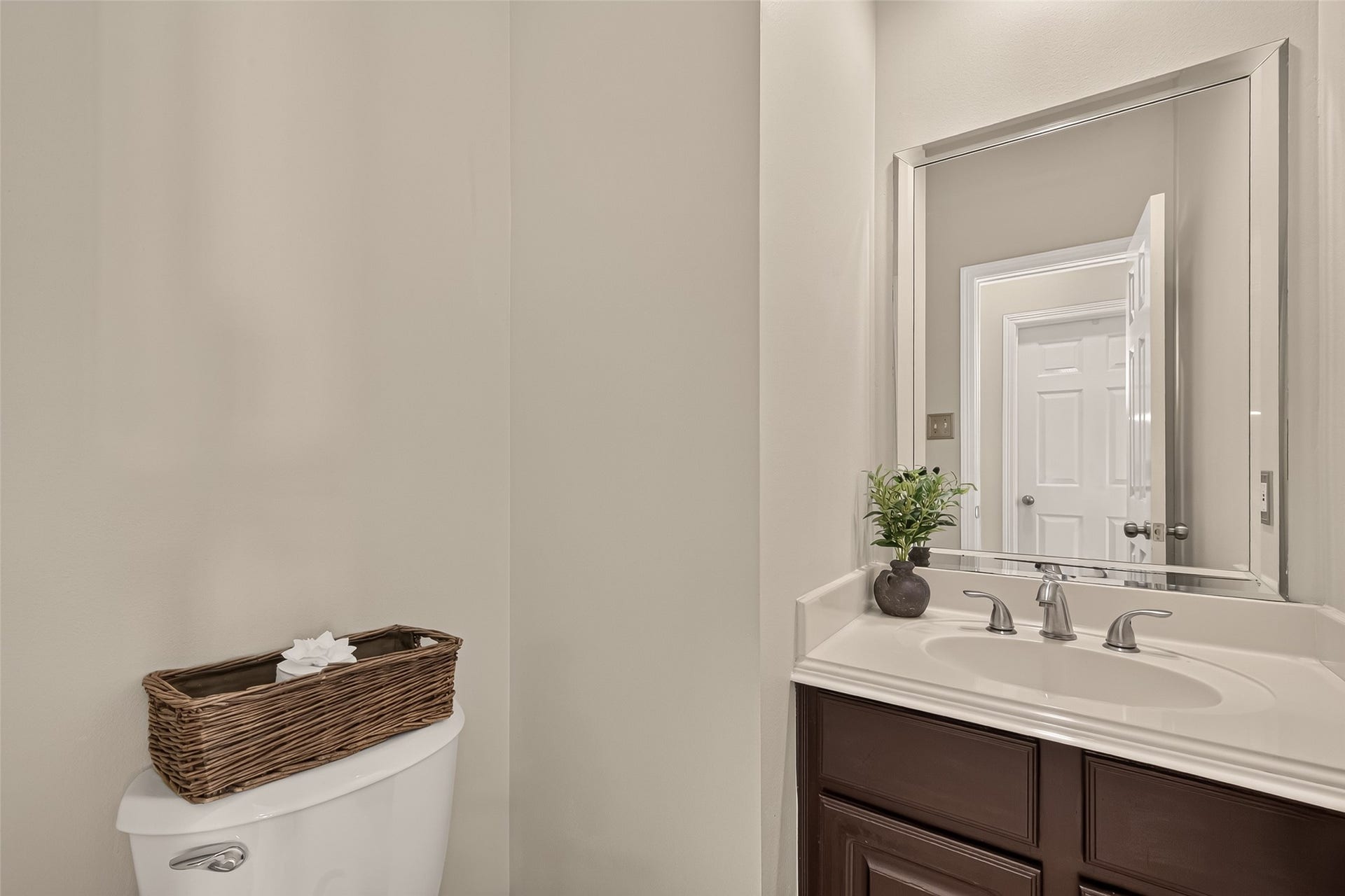 6411 Hidden Crest Way, Sugar Land, TX 77479 Downstairs Half Bath