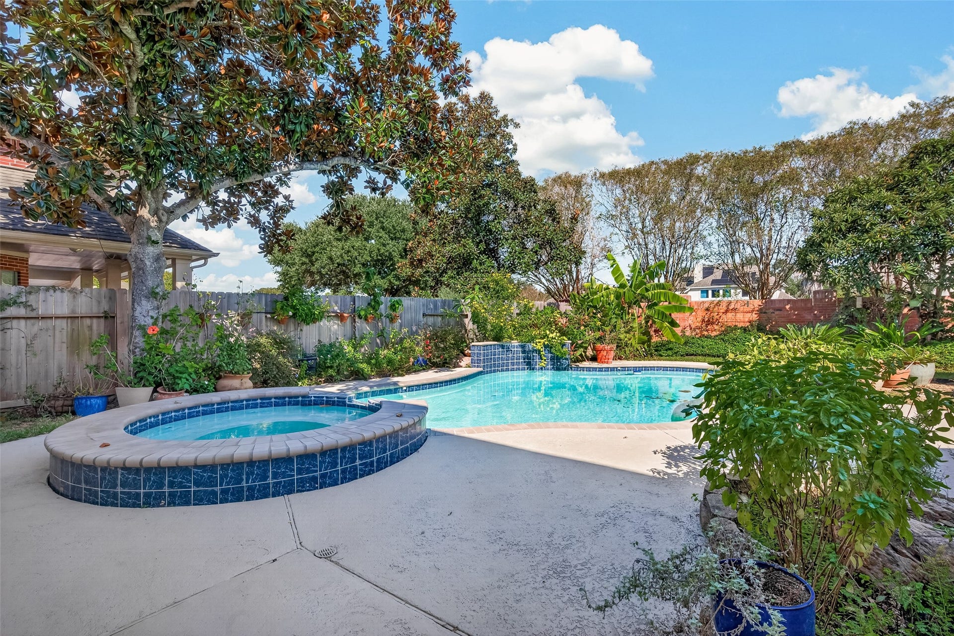 6411 Hidden Crest Way, Sugar Land, TX 77479 Hot Tub & Pool