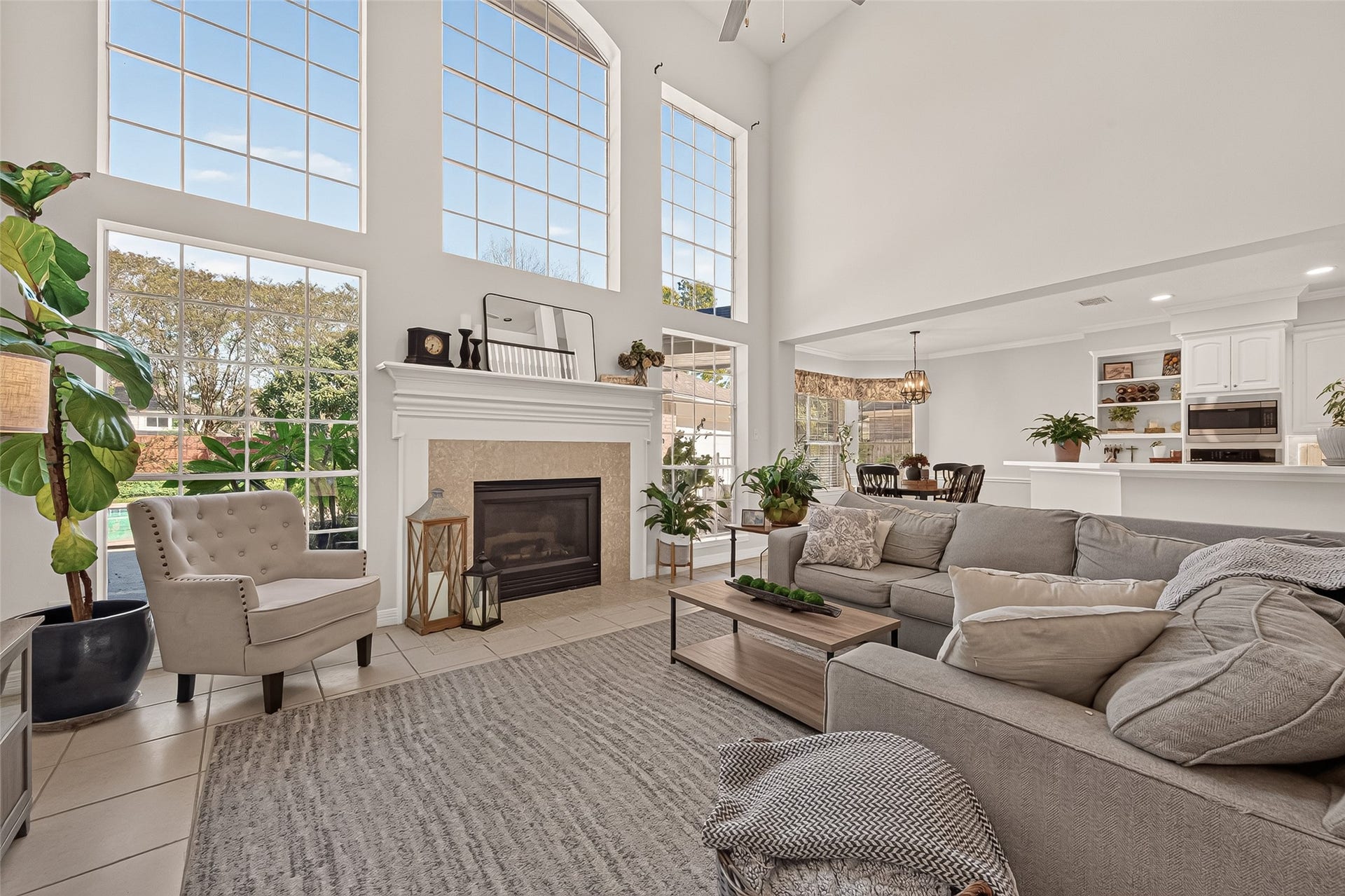 6411 Hidden Crest Way, Sugar Land, TX 77479 Living Room