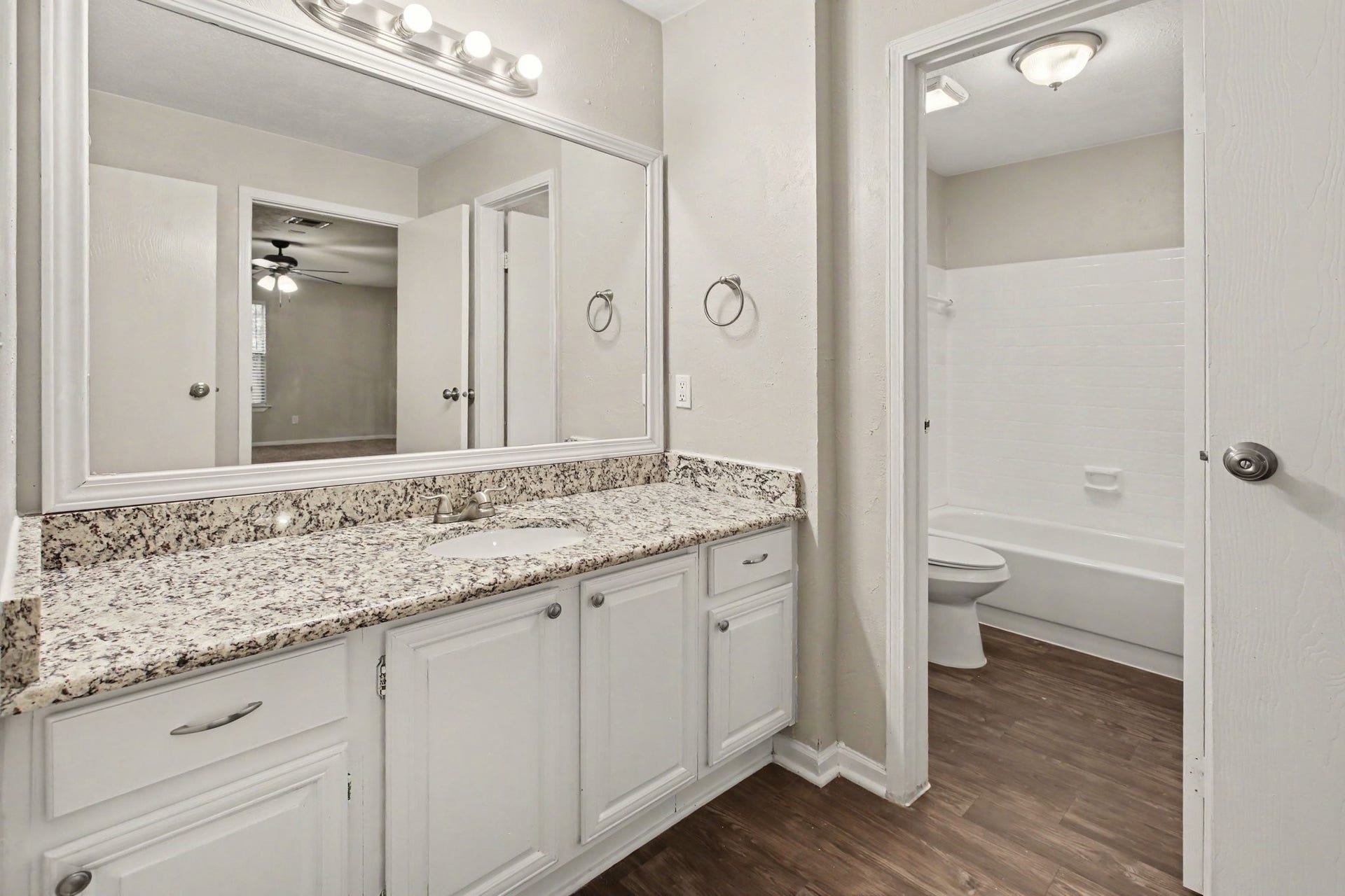 28 Windfellow Place, The Woodlands, TX 77381 28 Windfellow Place, The Woodlands, TX 77381