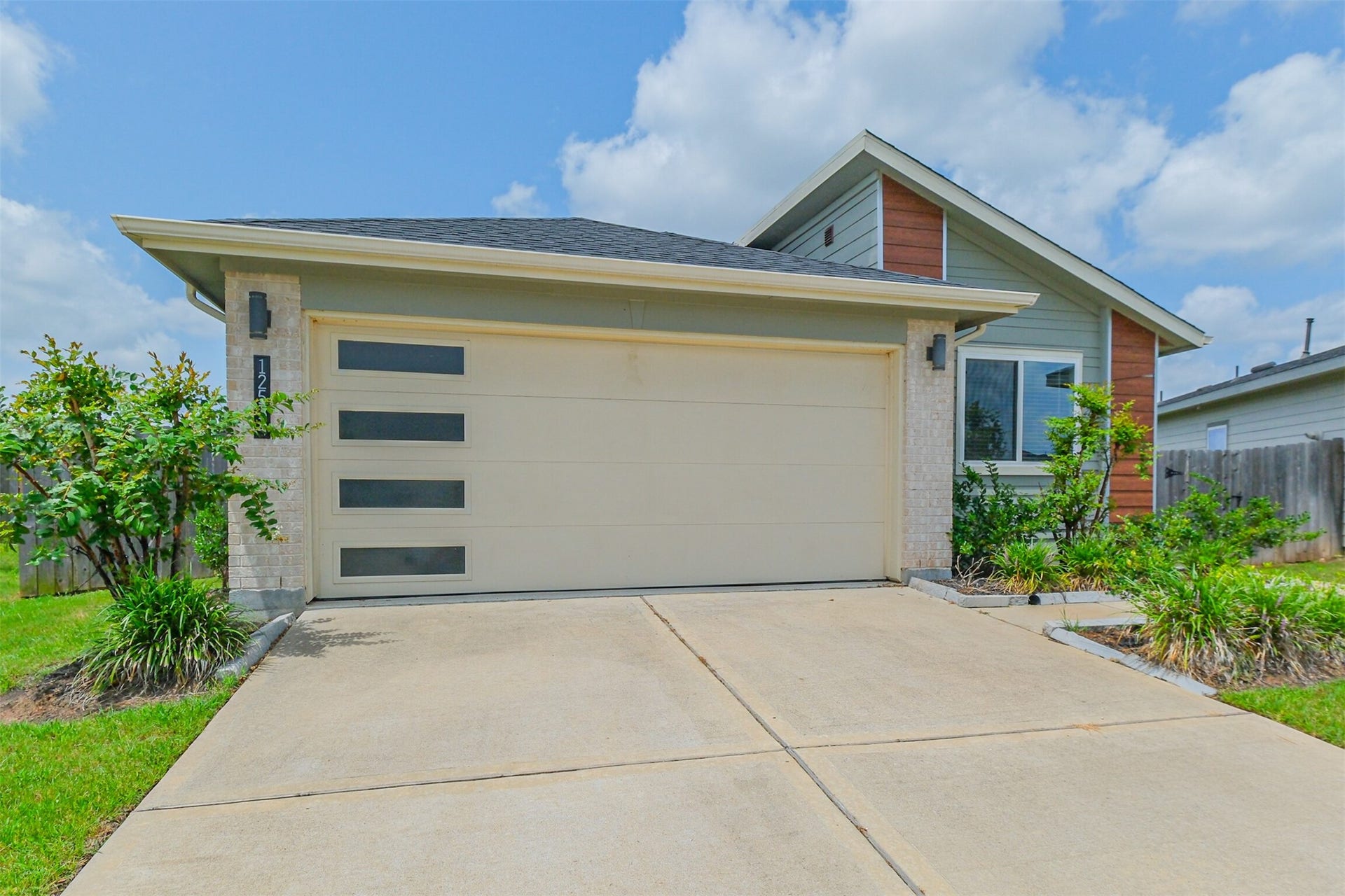 12534 Newport Arch Lane, Houston, TX 77047 Discover your dream home! This charming residence boasts contemporary design, a spacious driveway, and inviting curb appeal. Perfect for modern living.