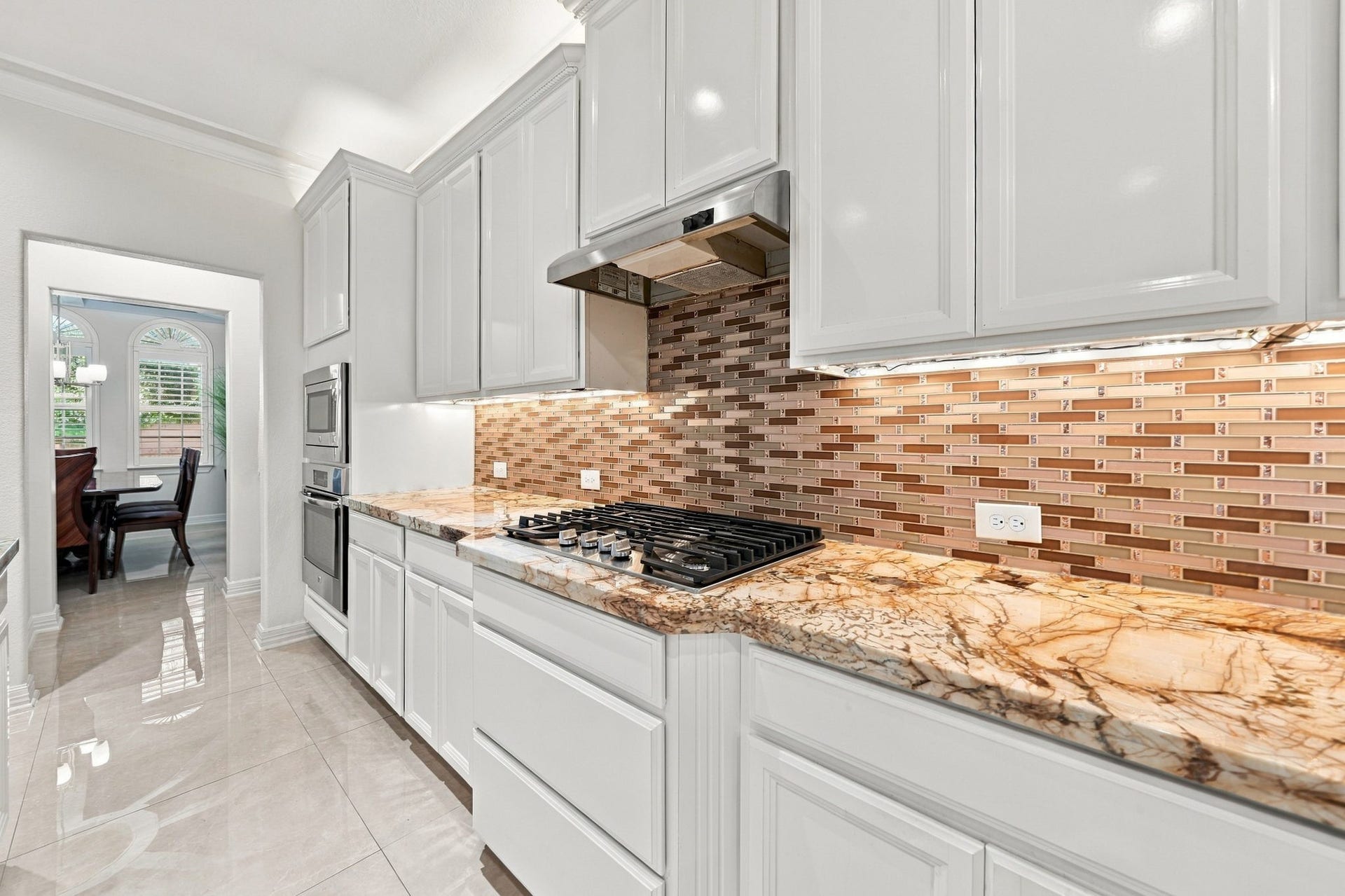 5411 Oban Terrace Lane, Sugar Land, TX 77479 Make every dinner occasion special with a well-equipped cooking area conveniently located near the formal dining room.