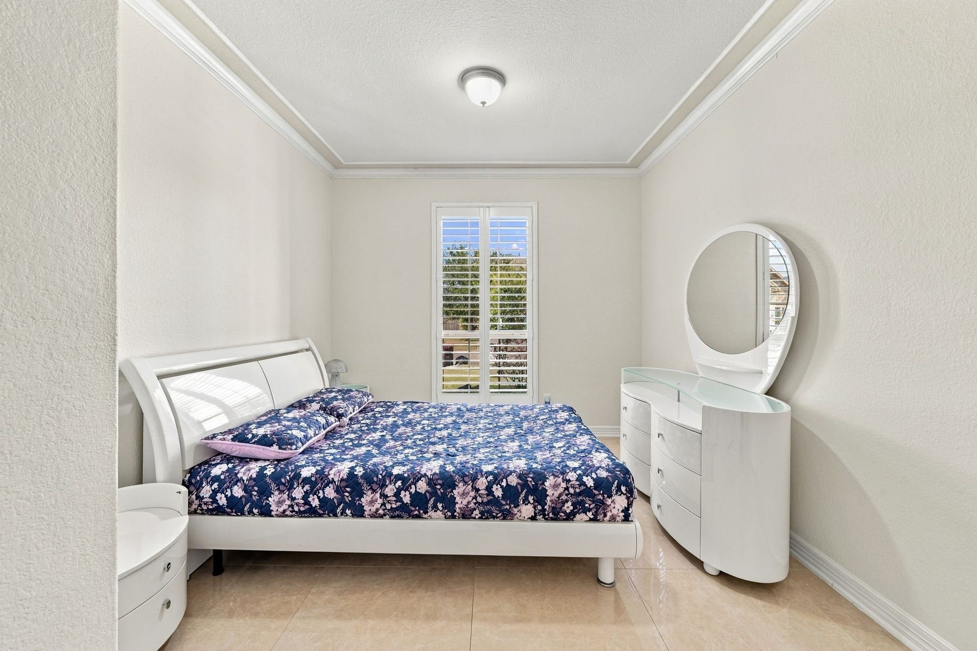 5411 Oban Terrace Lane, Sugar Land, TX 77479 Located on the ground floor, this bedroom offers a comfortable space for guests or extended family, making multigenerational living more convenient.