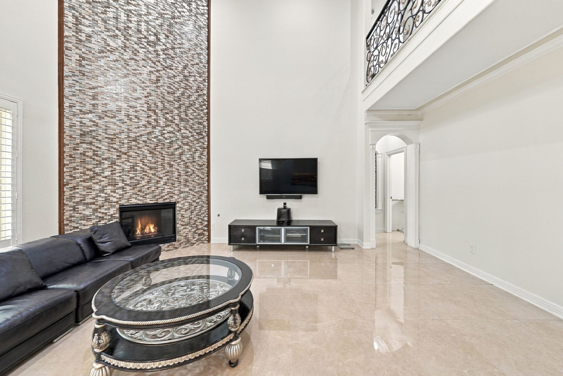 5411 Oban Terrace Lane, Sugar Land, TX 77479 The open design and upstairs balcony overlook give this living room a wonderful sense of space, making it a comfortable place.