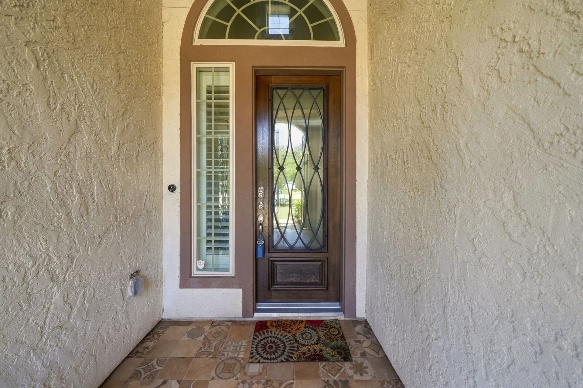 5411 Oban Terrace Lane, Sugar Land, TX 77479 A beautifully framed entry with wooden front door creates a great welcome and offers a glimpse of the home's timeless appeal.