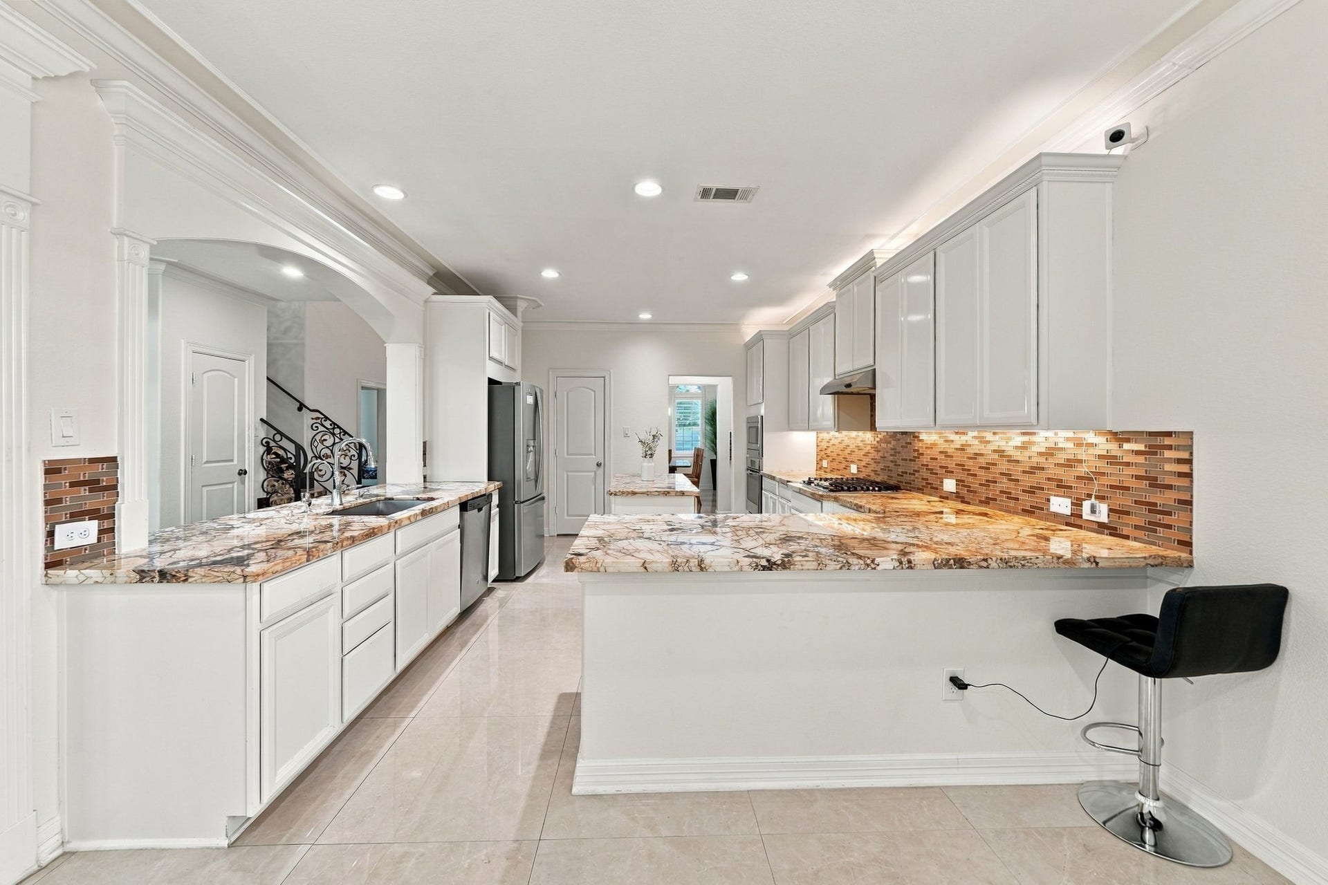 5411 Oban Terrace Lane, Sugar Land, TX 77479 Imagine having a kitchen where everything has its place, with extensive storage, beautiful finishes, and room to make your favorite recipes come to life.