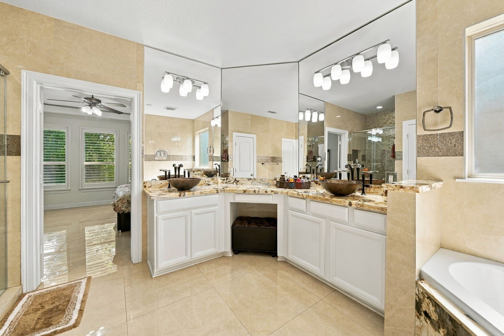 5411 Oban Terrace Lane, Sugar Land, TX 77479 From getting ready in the morning to enjoying a quiet soak after a long day, this primary ensuite offers the space and comfort to enjoy both.