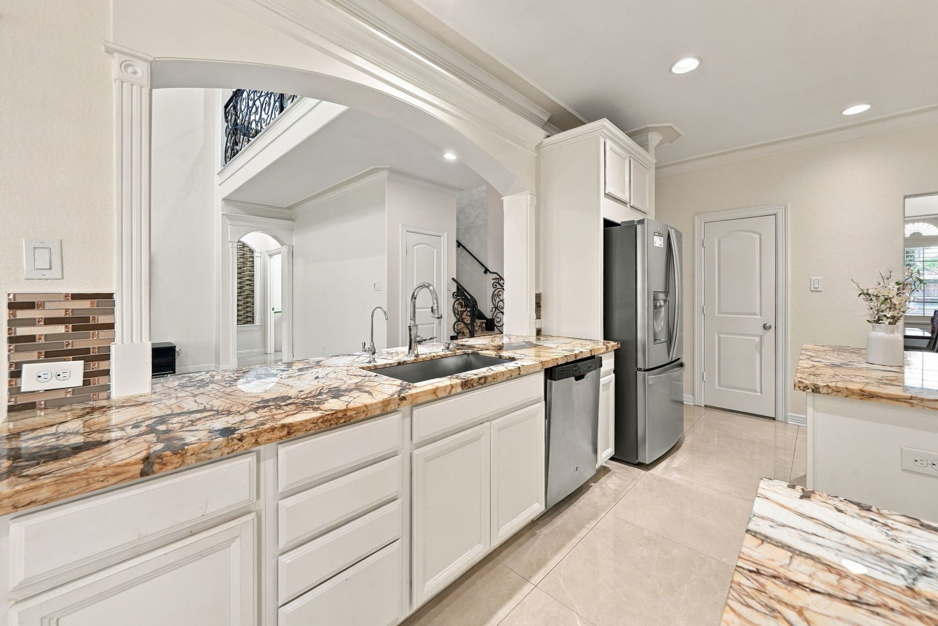 5411 Oban Terrace Lane, Sugar Land, TX 77479 The extended serving counter makes it easy to set out appetizers, serve refreshments, and keep guests entertained without leaving the kitchen.