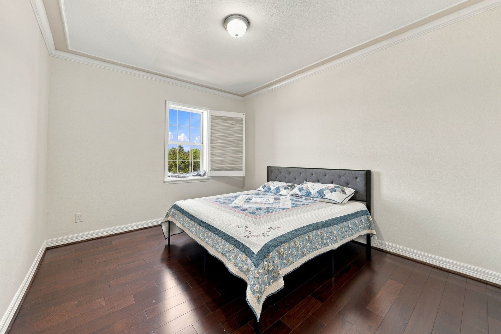 5411 Oban Terrace Lane, Sugar Land, TX 77479 A fifth bedroom means more possibilities, from creating a private hobby room to having a dedicated space for your changing needs.