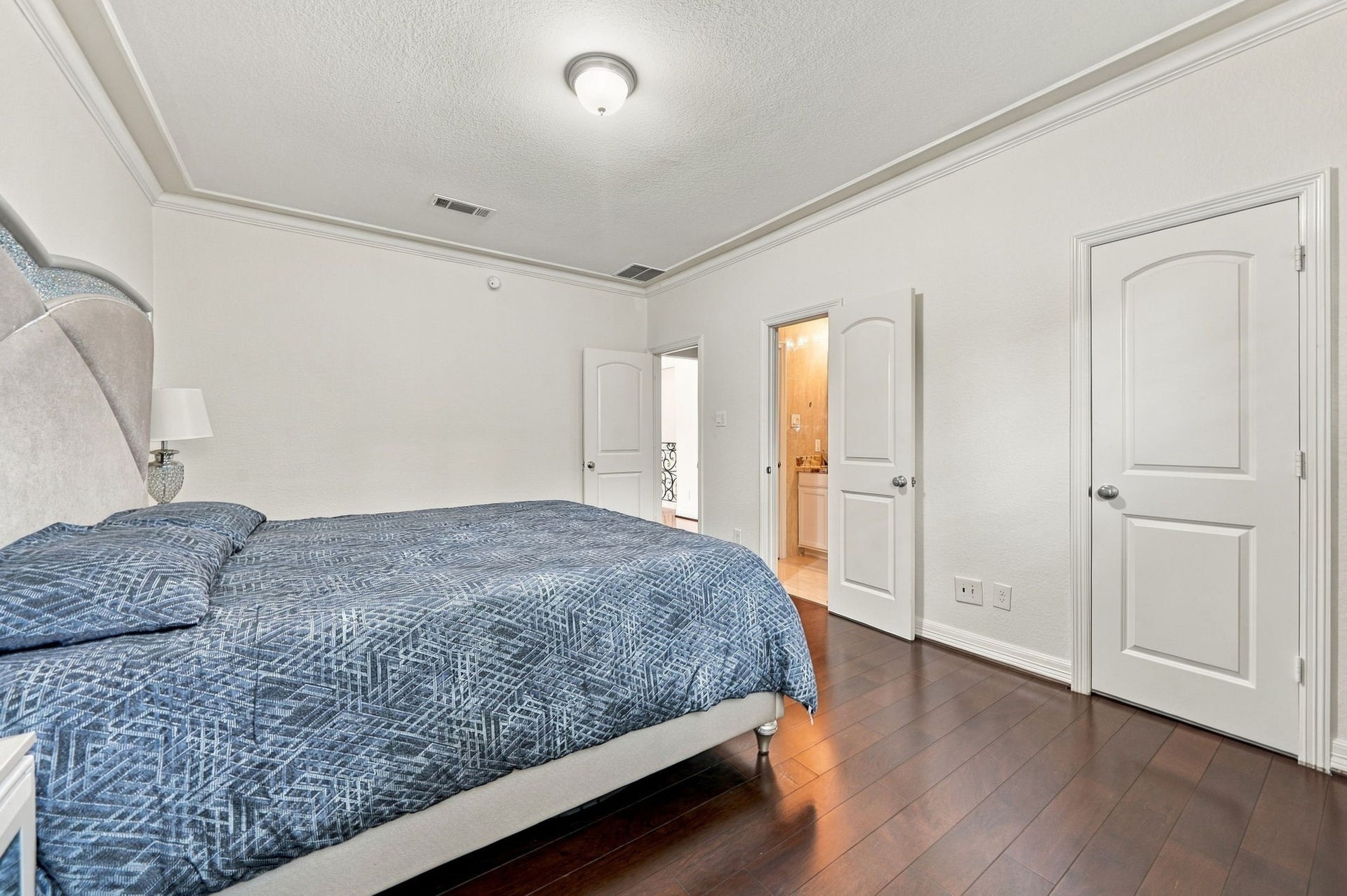 5411 Oban Terrace Lane, Sugar Land, TX 77479 This bedroom combines everyday comfort with the added convenience of direct bathroom access, making it a wonderful space for family or guests.