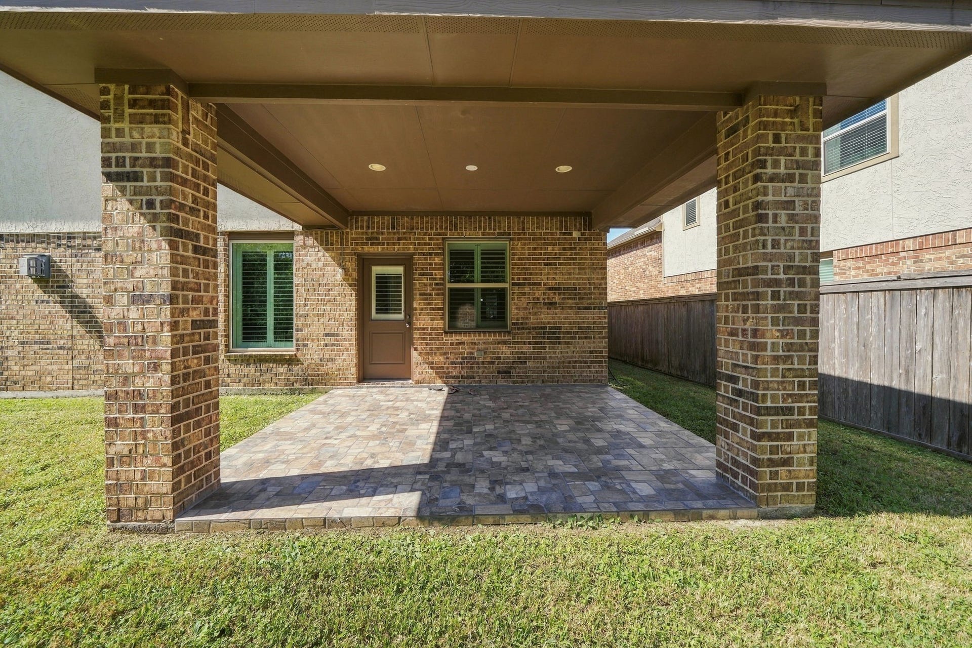 5411 Oban Terrace Lane, Sugar Land, TX 77479 Host weekend cookouts and family gatherings on this large covered patio, with plenty of room for outdoor dining and seating.